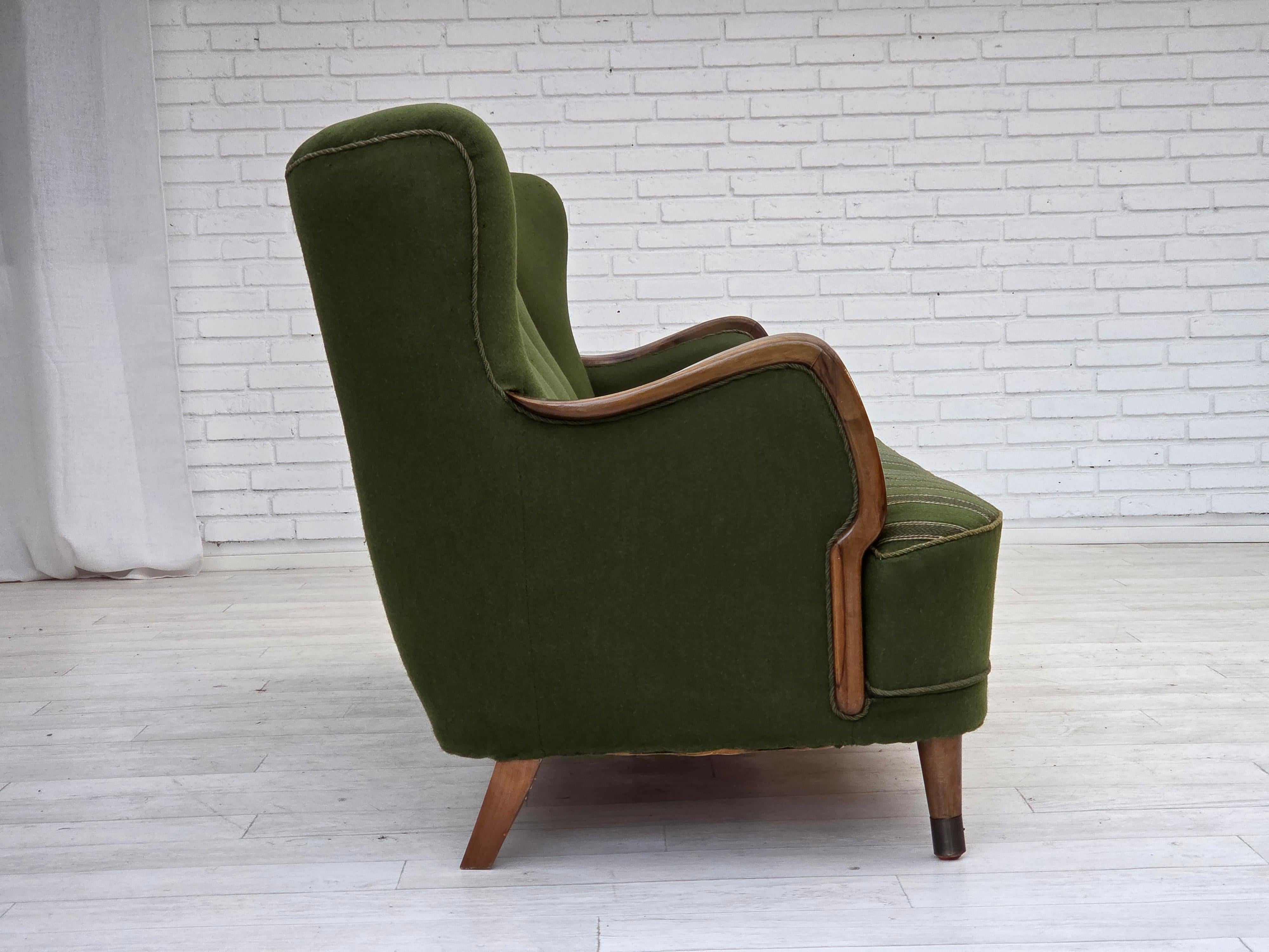 Années 1960, canapé danois à 3 places, tissu de laine vert, bois de hêtre. Bon état - En vente à Tarm, 82