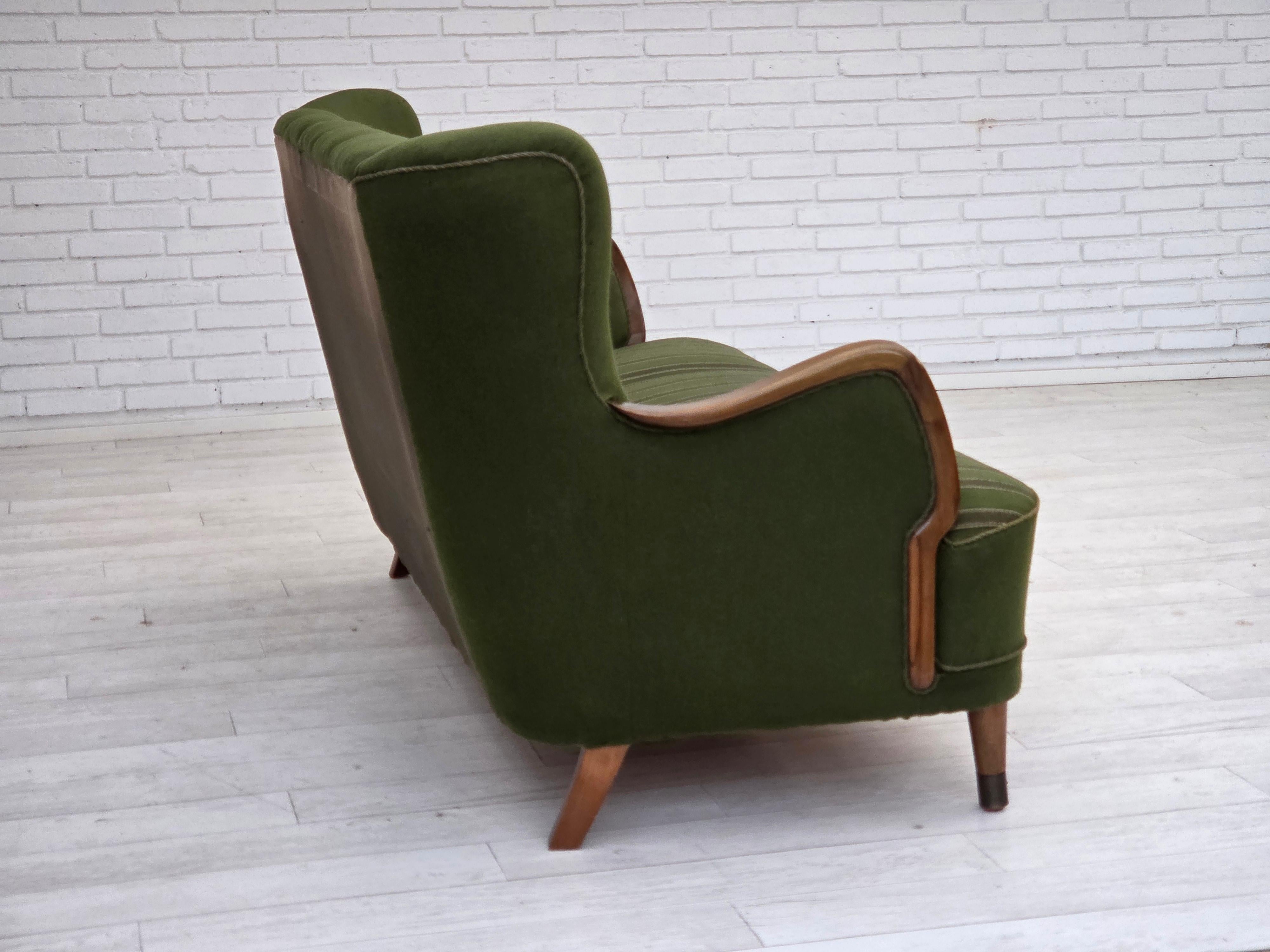 Milieu du XXe siècle Années 1960, canapé danois à 3 places, tissu de laine vert, bois de hêtre. en vente