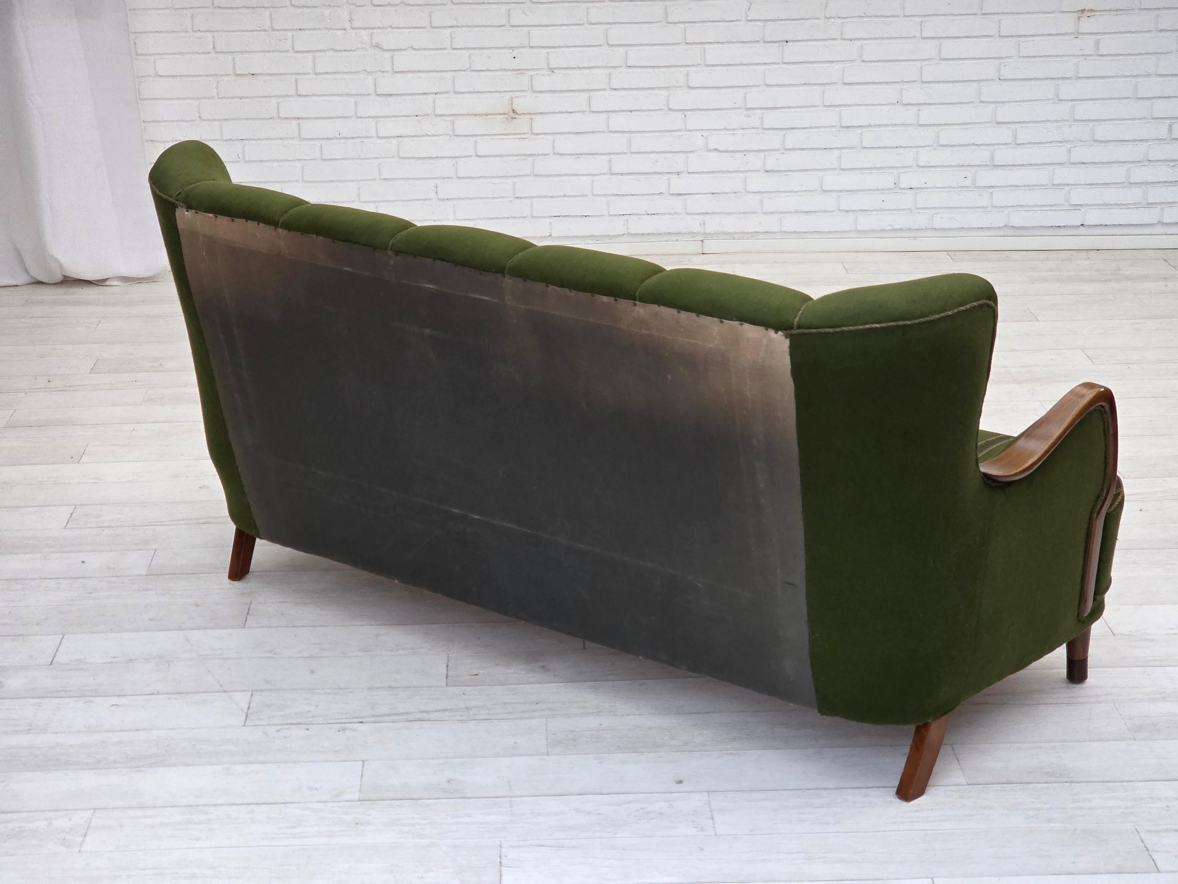 Laine Années 1960, canapé danois à 3 places, tissu de laine vert, bois de hêtre. en vente