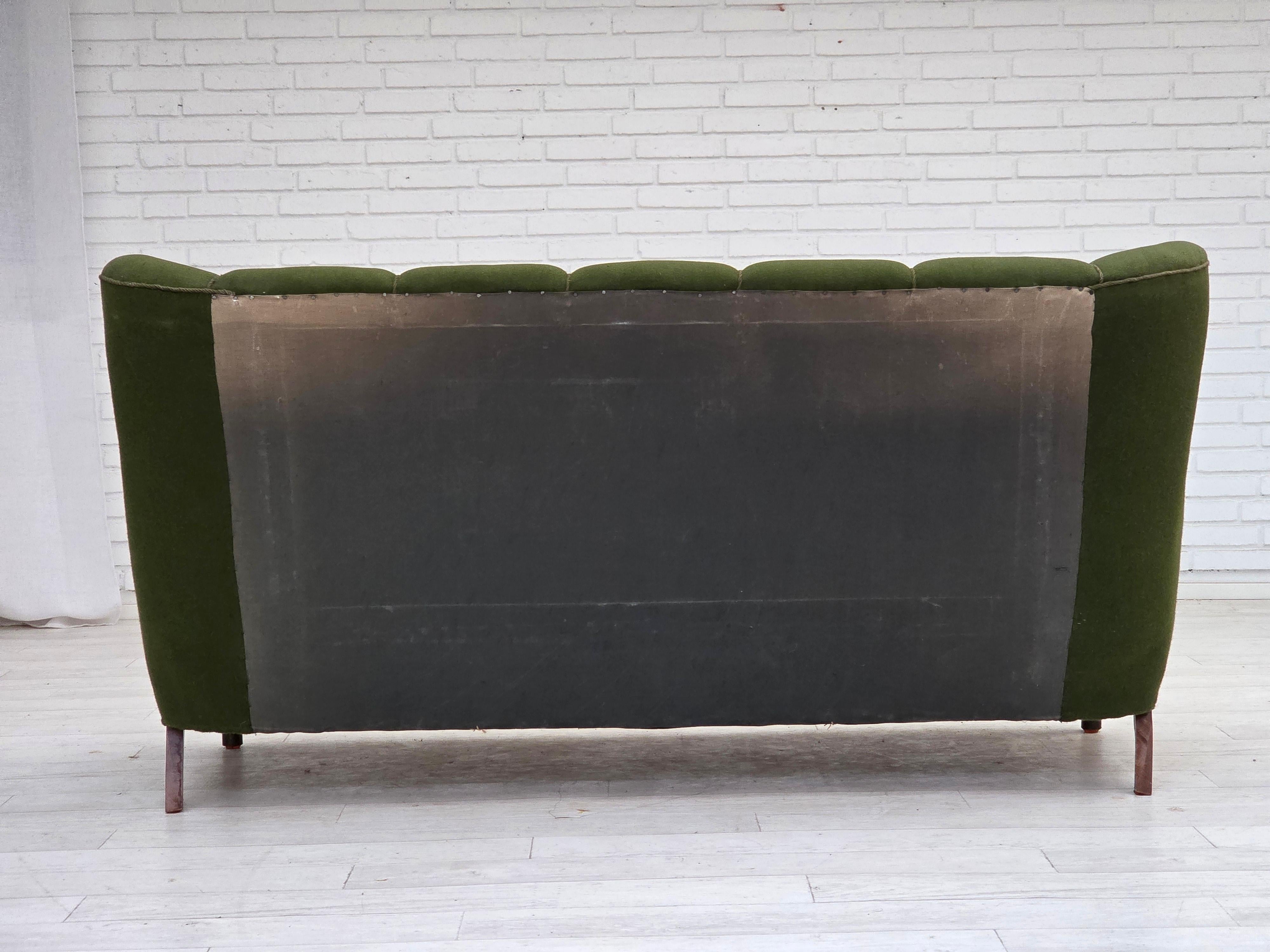 Années 1960, canapé danois à 3 places, tissu de laine vert, bois de hêtre. en vente 1