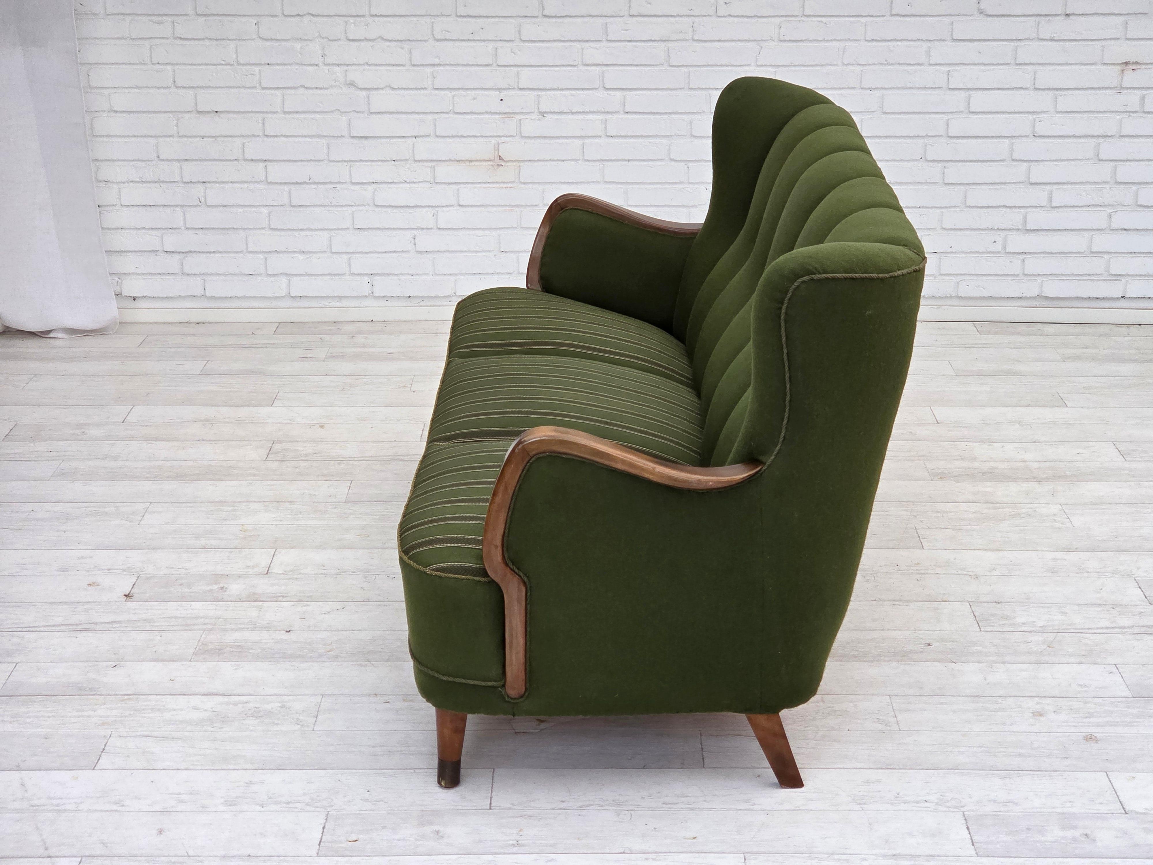 Années 1960, canapé danois à 3 places, tissu de laine vert, bois de hêtre. en vente 2