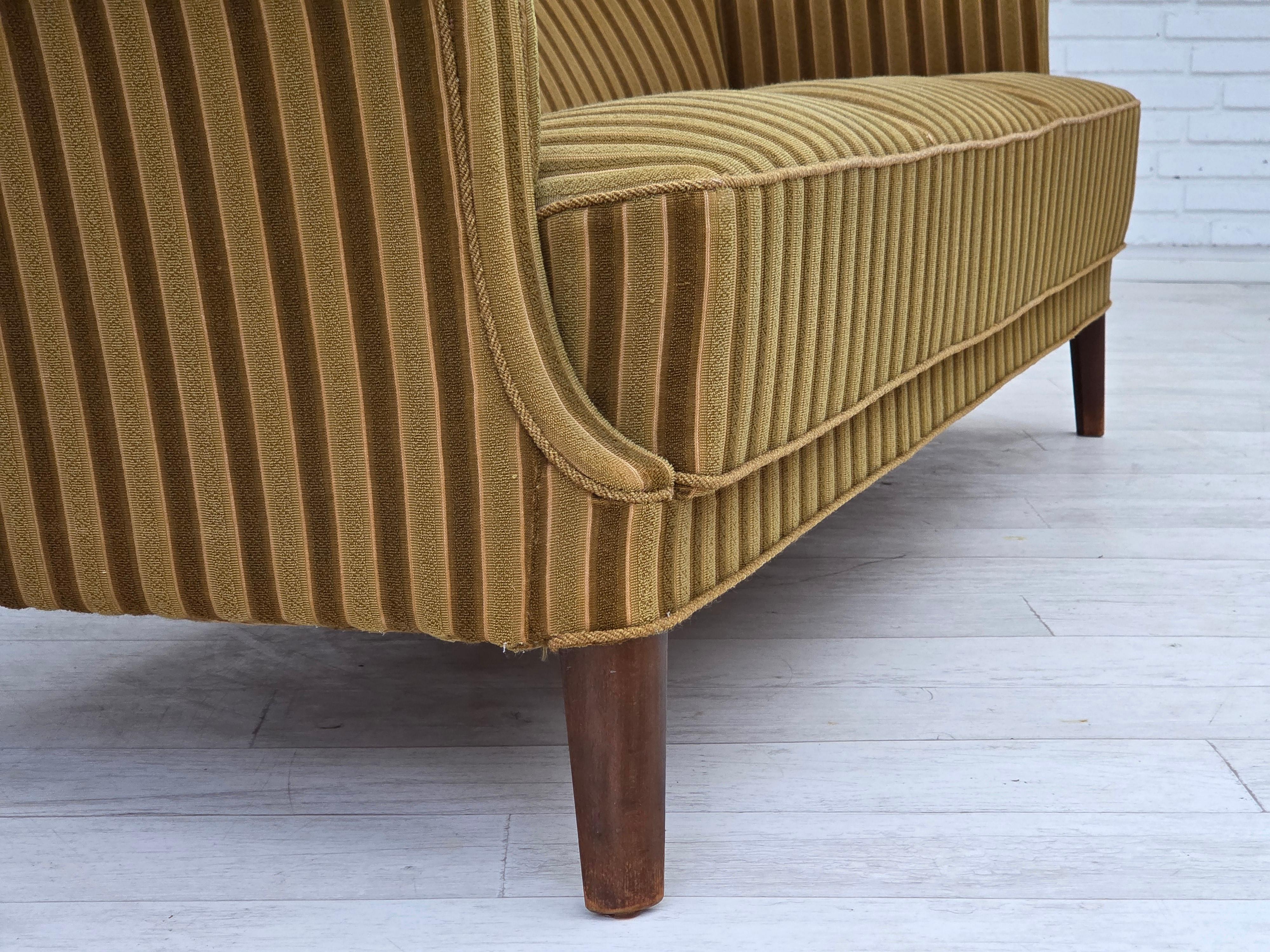 Années 1960, canapé danois à 3 places, laine de mobilier verte, état d'origine en vente 4