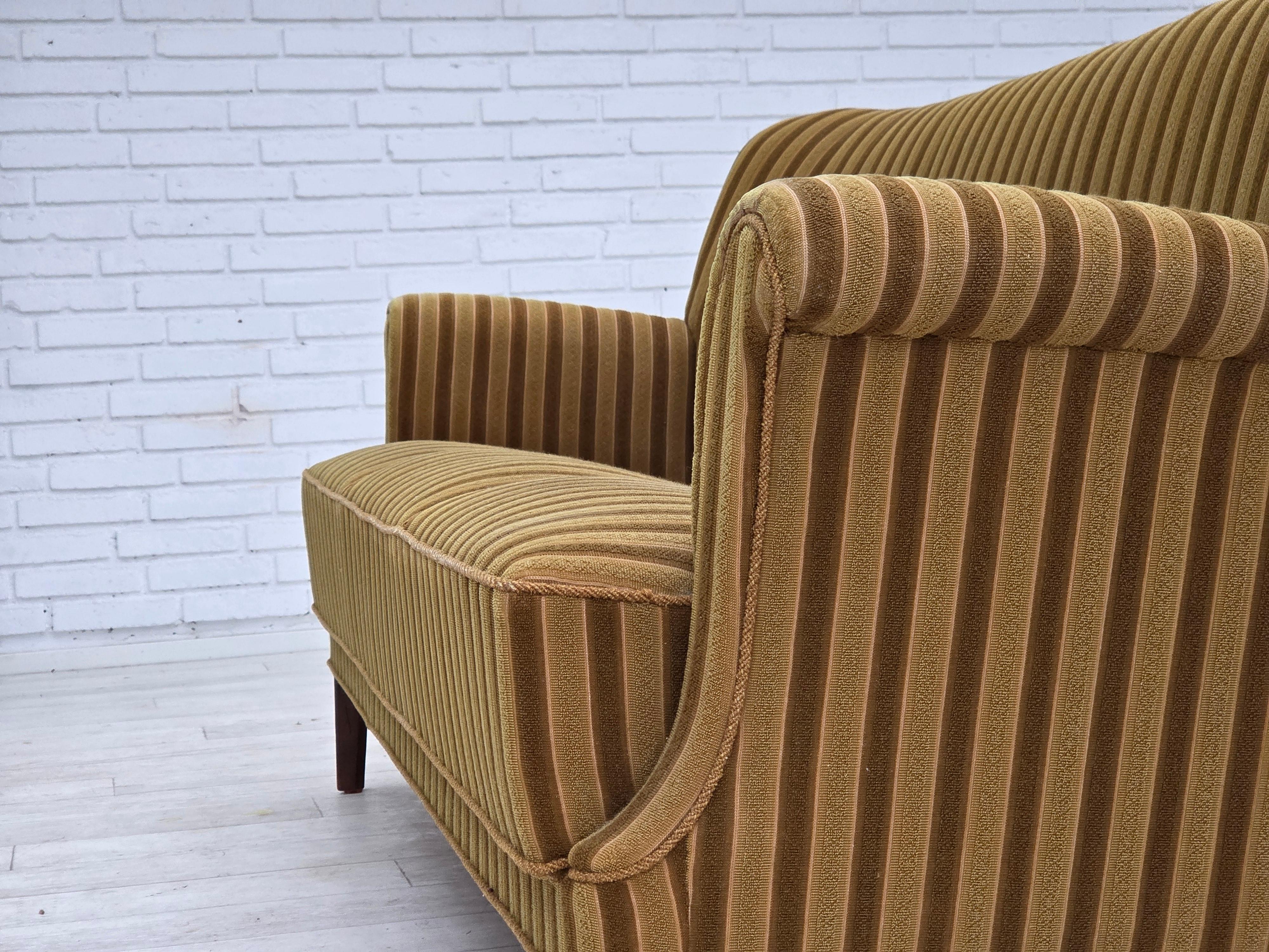 Années 1960, canapé danois à 3 places, laine de mobilier verte, état d'origine en vente 8