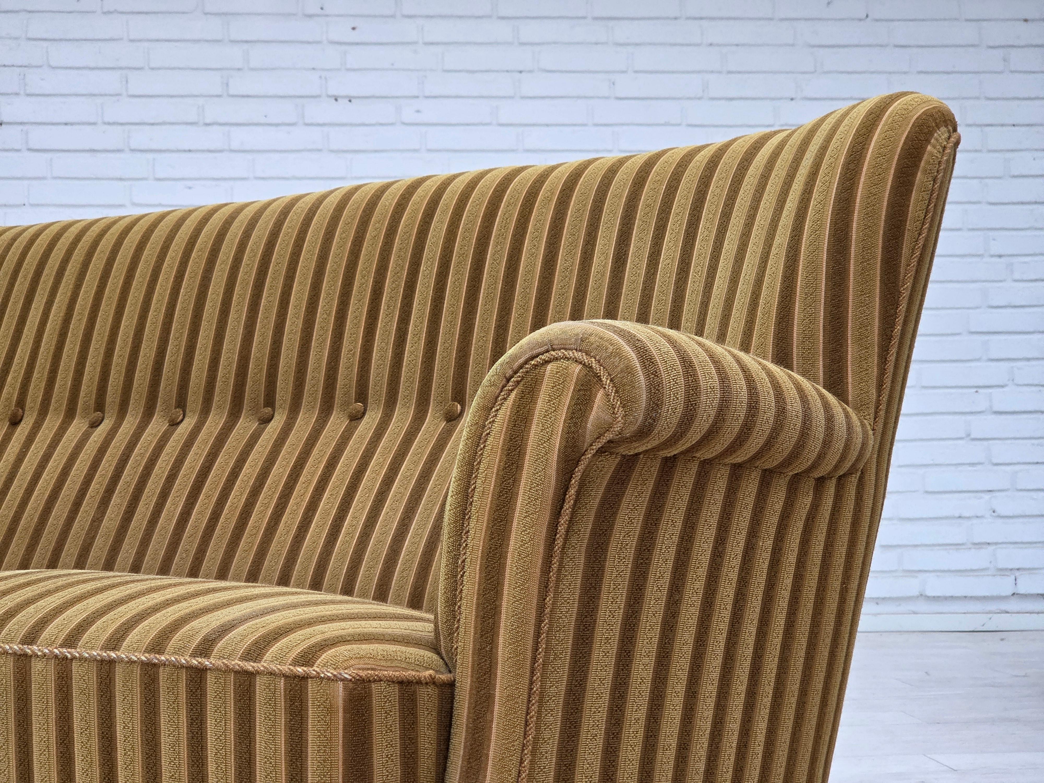 Années 1960, canapé danois à 3 places, laine de mobilier verte, état d'origine en vente 9