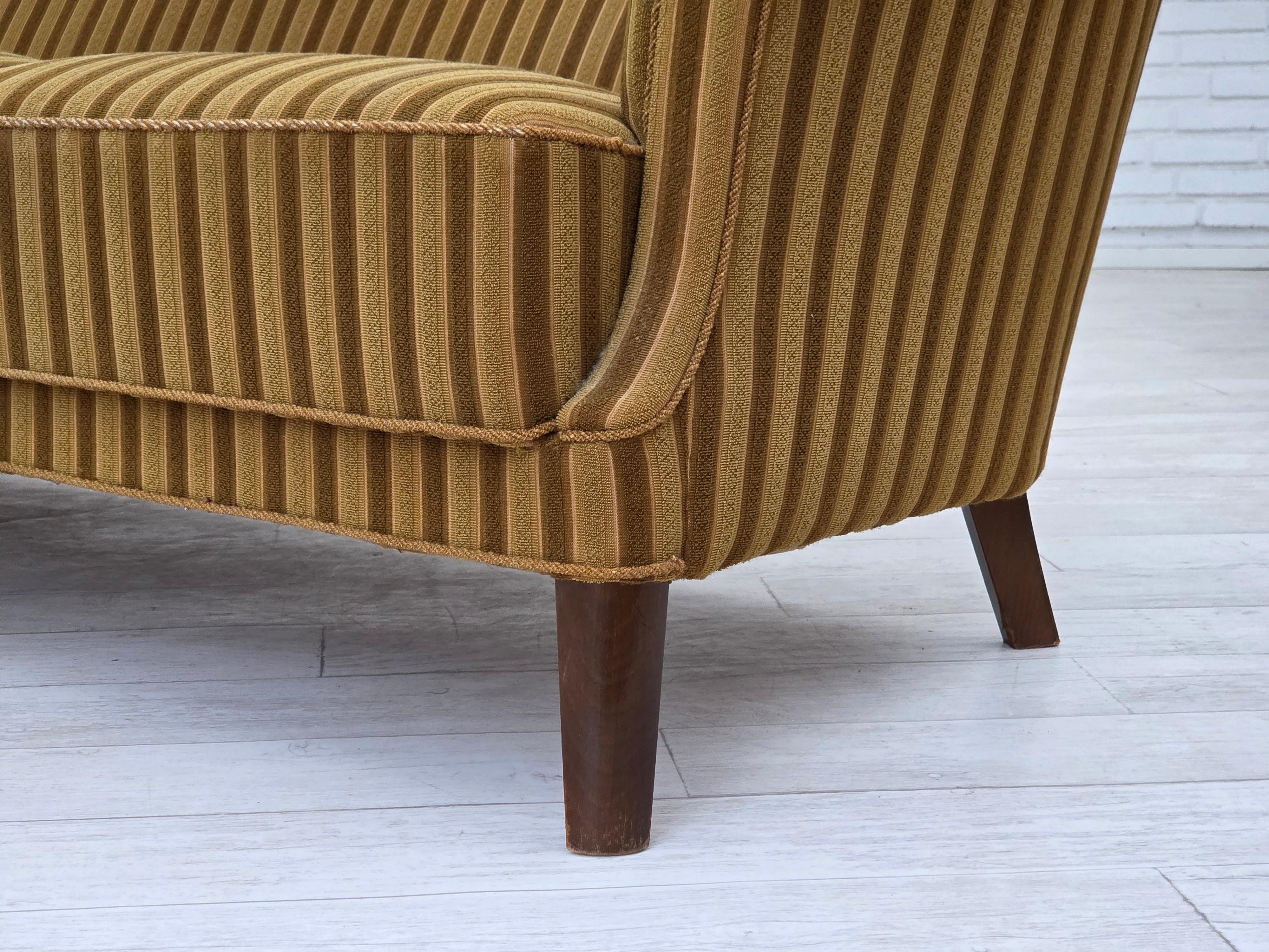Années 1960, canapé danois à 3 places, laine de mobilier verte, état d'origine en vente 10