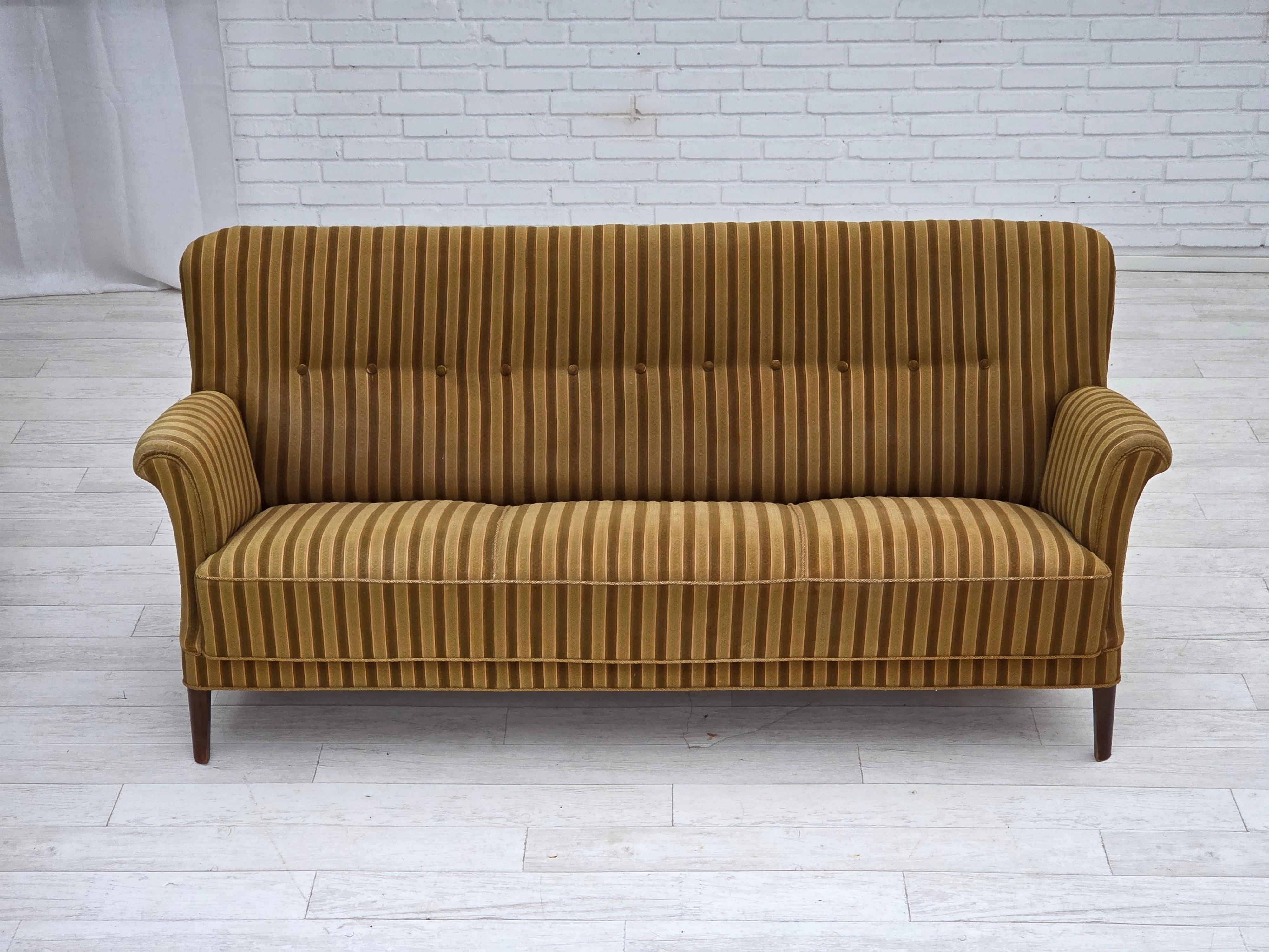 1960, canapé danois 3 places. Meuble original en laine verte, pieds en hêtre. Très bon état d'origine : pas d'odeurs, pas de taches et construction stable. Ressorts en laiton dans le siège. Fabriqué par un fabricant de meubles danois dans les années