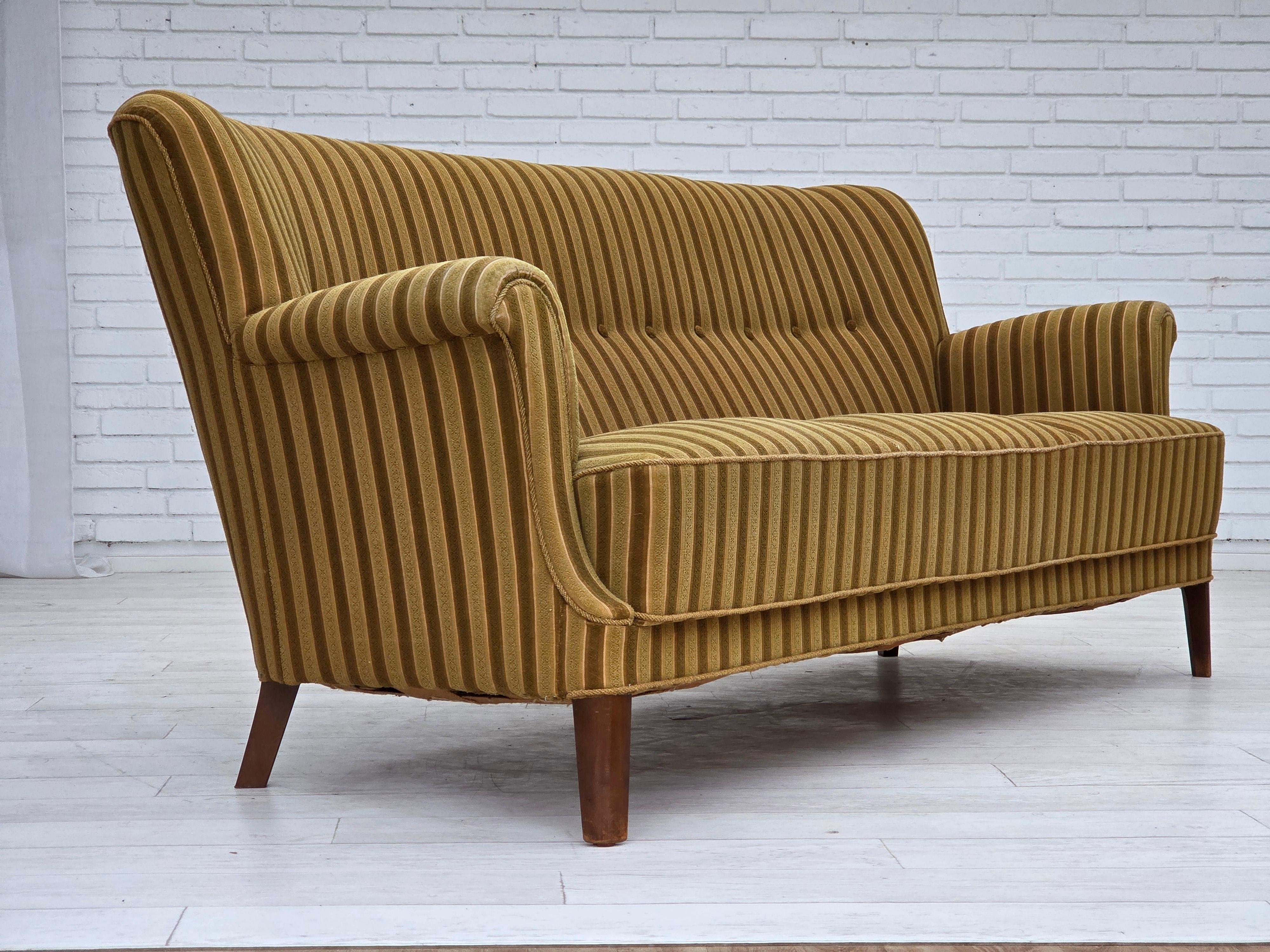 Scandinave moderne Années 1960, canapé danois à 3 places, laine de mobilier verte, état d'origine en vente
