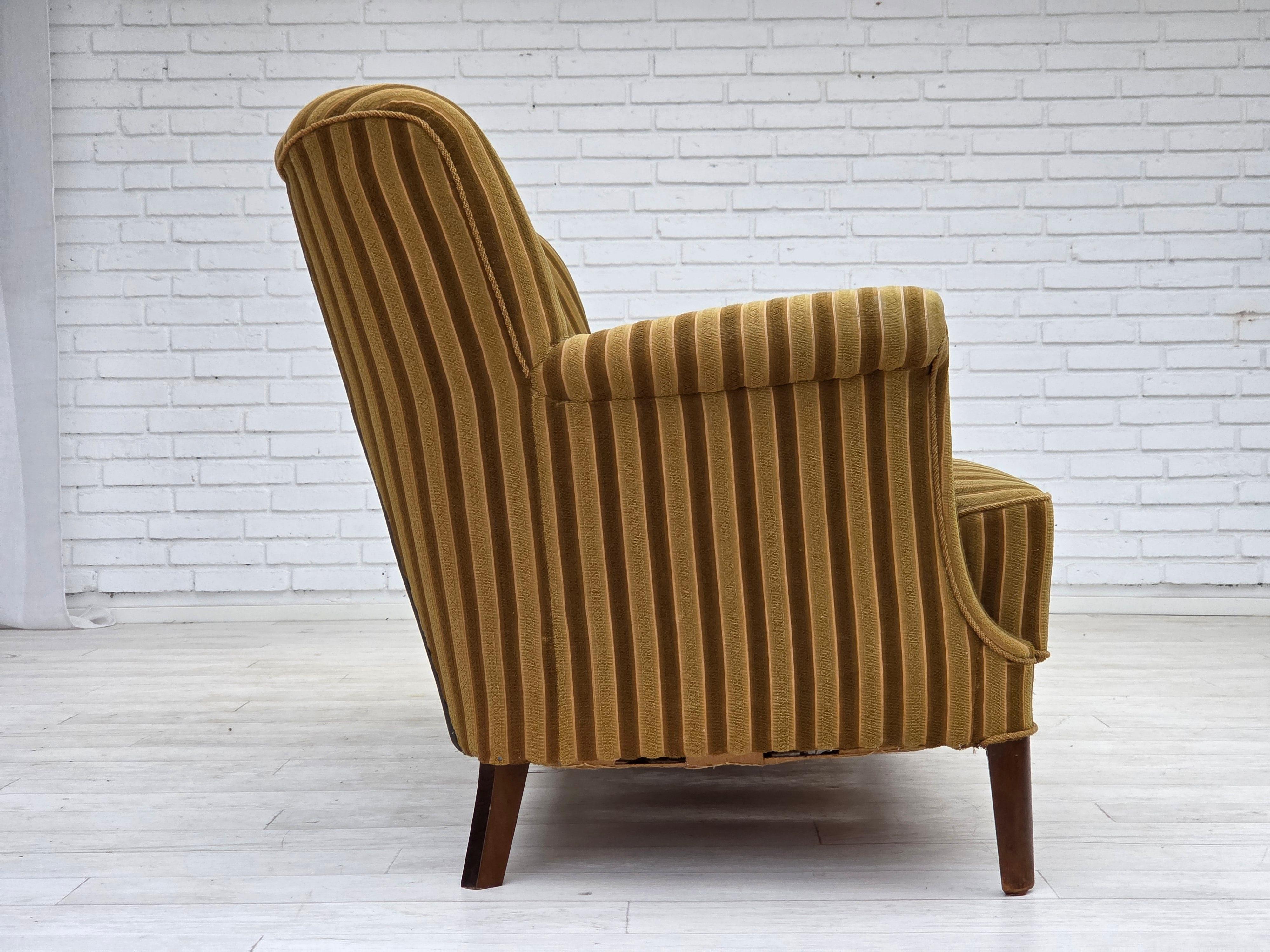 Danois Années 1960, canapé danois à 3 places, laine de mobilier verte, état d'origine en vente