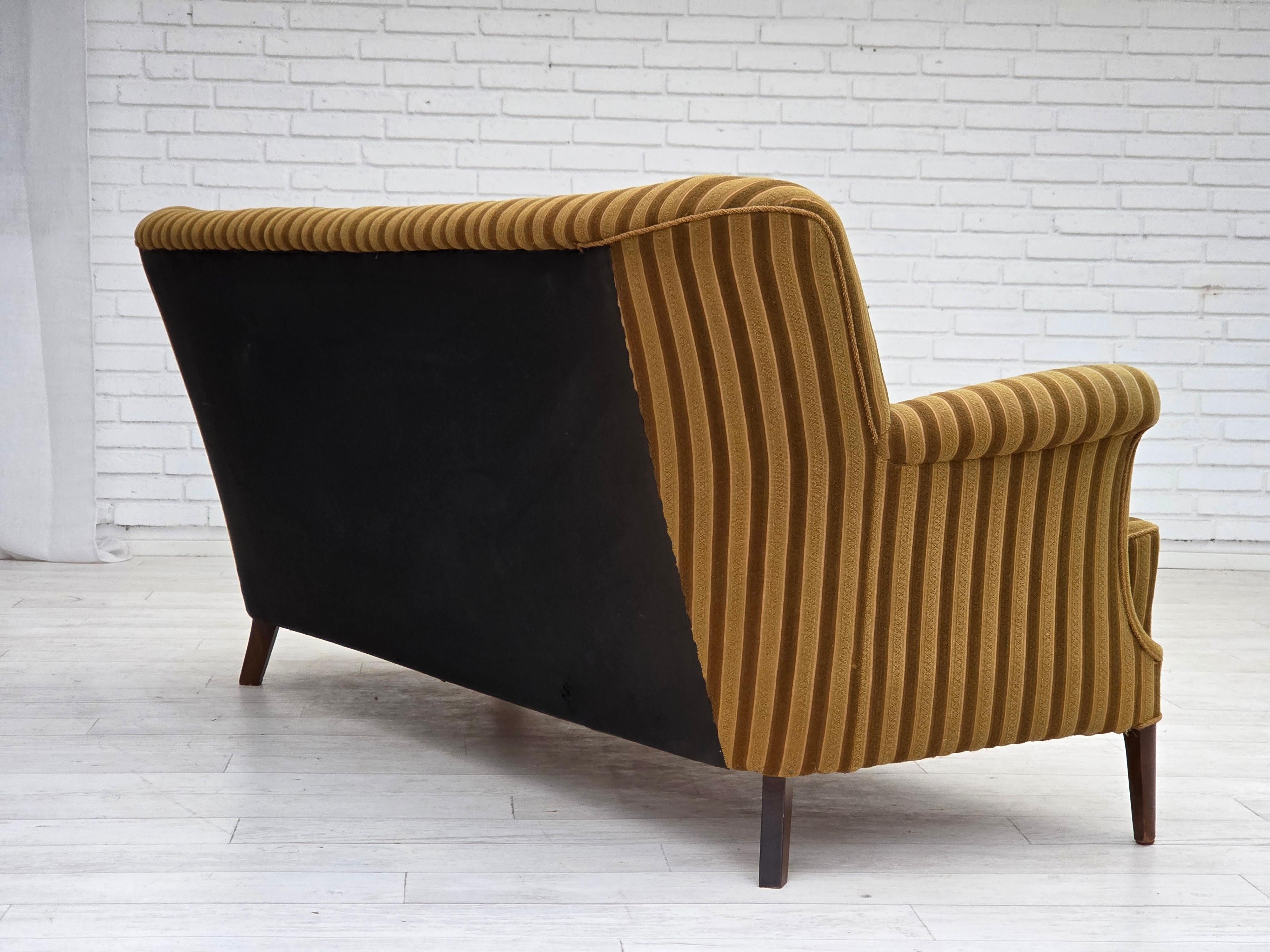 Années 1960, canapé danois à 3 places, laine de mobilier verte, état d'origine Bon état - En vente à Tarm, 82