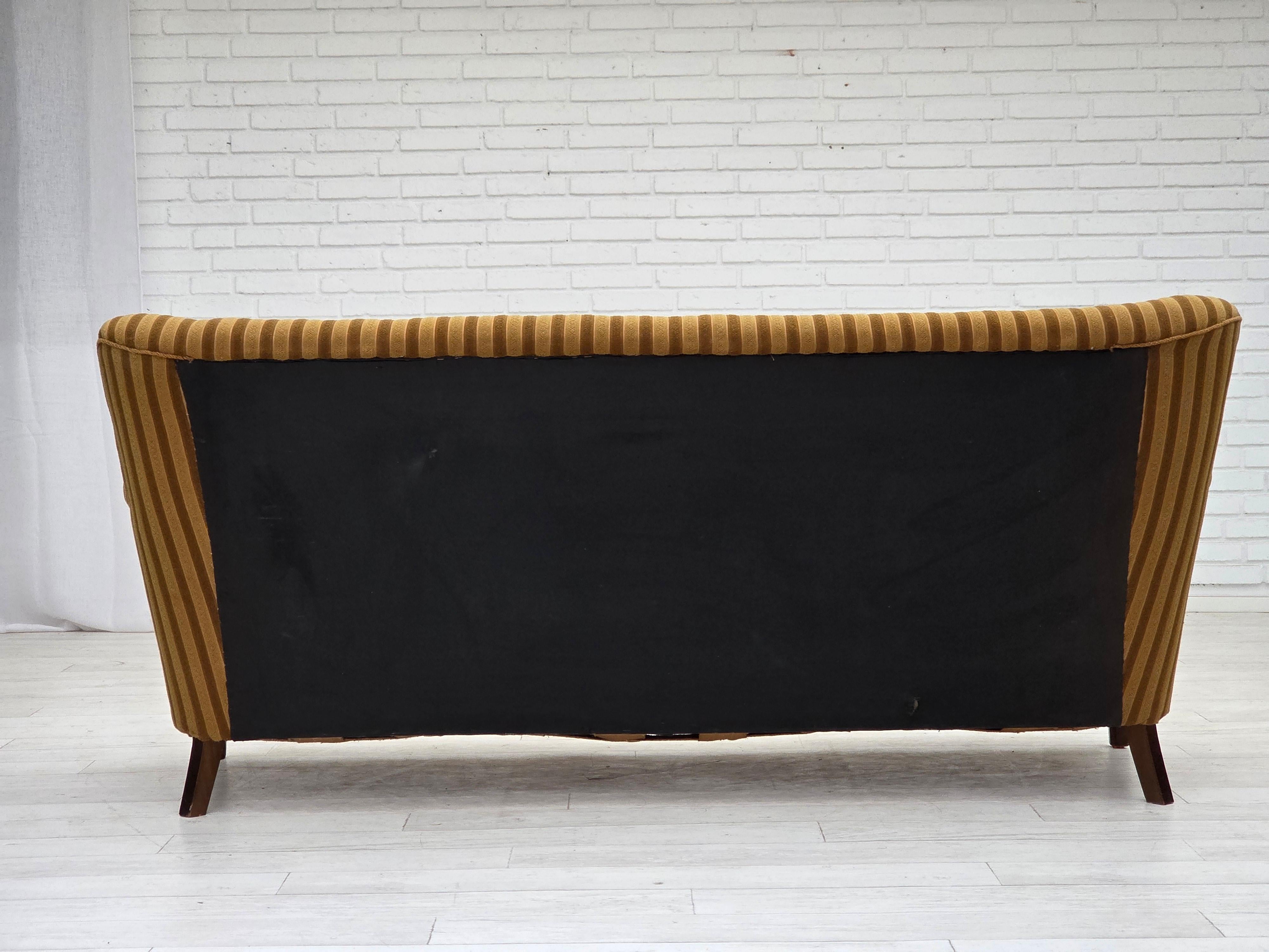 Milieu du XXe siècle Années 1960, canapé danois à 3 places, laine de mobilier verte, état d'origine en vente