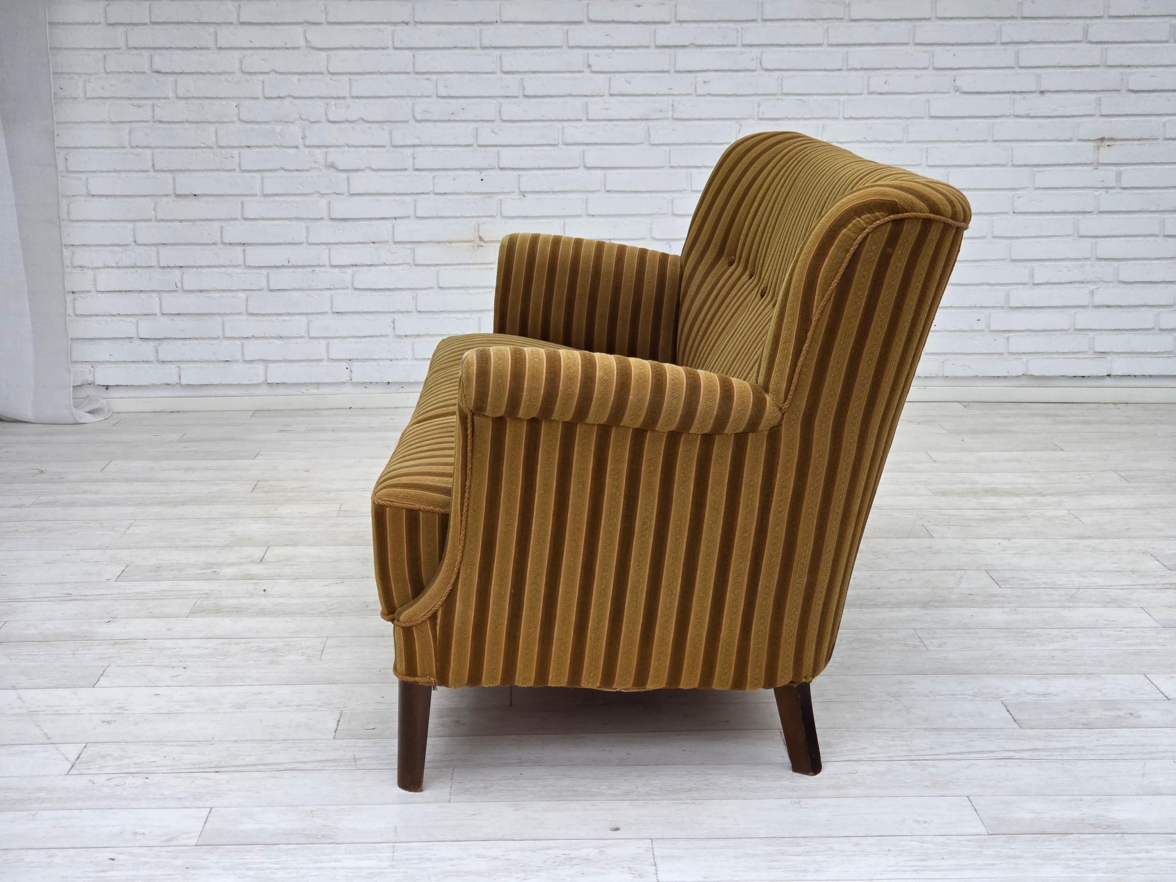 Années 1960, canapé danois à 3 places, laine de mobilier verte, état d'origine en vente 1