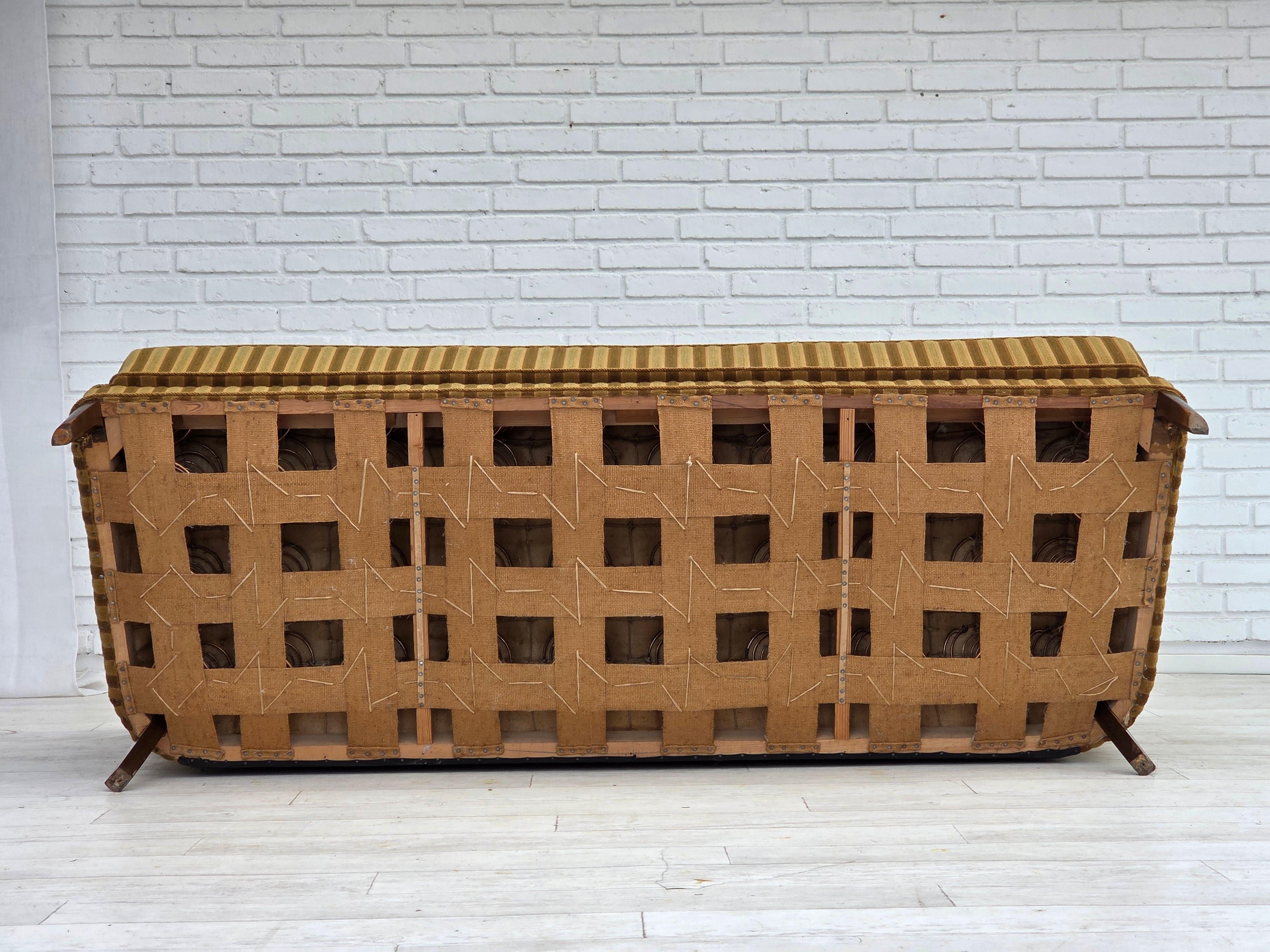 Années 1960, canapé danois à 3 places, laine de mobilier verte, état d'origine en vente 2