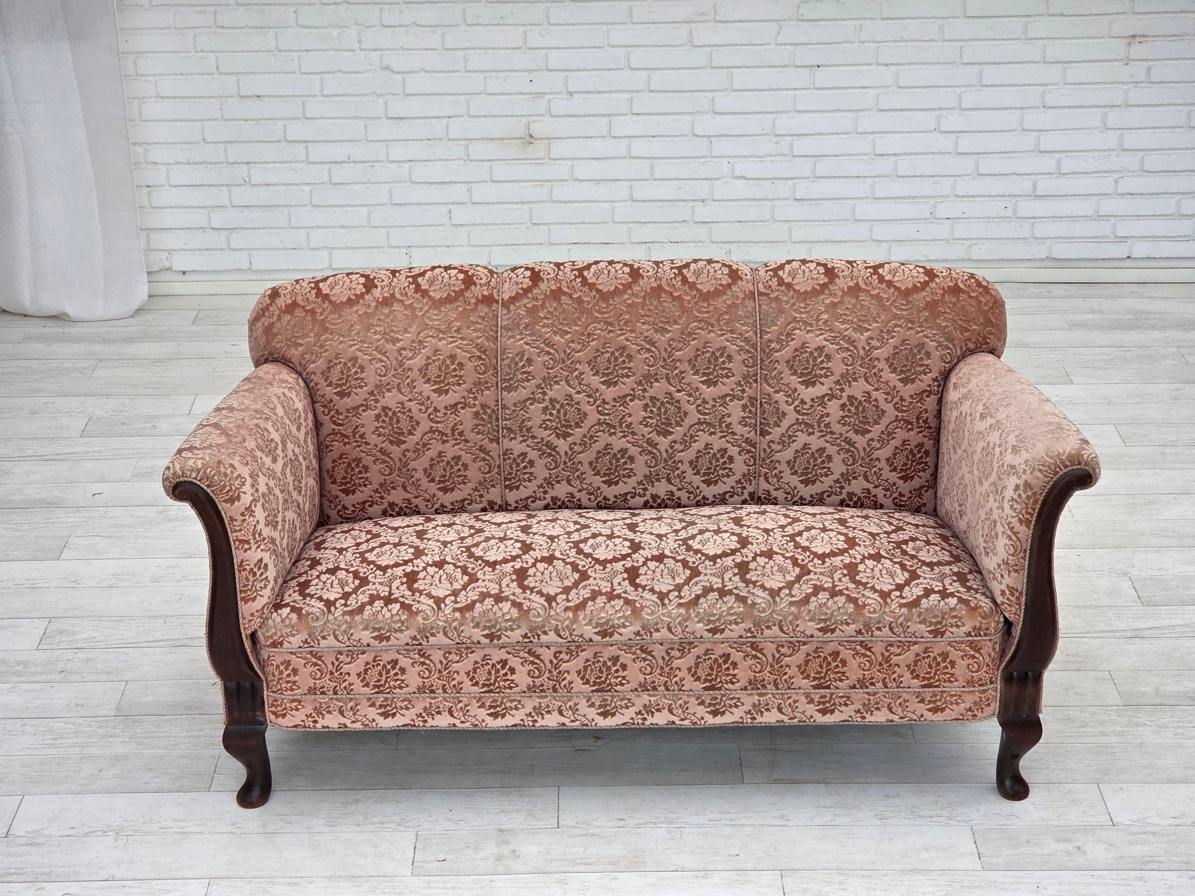 Divano danese a 3 posti degli anni '60. Velluto d'arredamento rosa salmone originale, gambe in legno di faggio scuro, molle in ottone nella seduta. Condizioni originali buone: nessun odore, nessuna macchia e struttura stabile. Prodotto da un