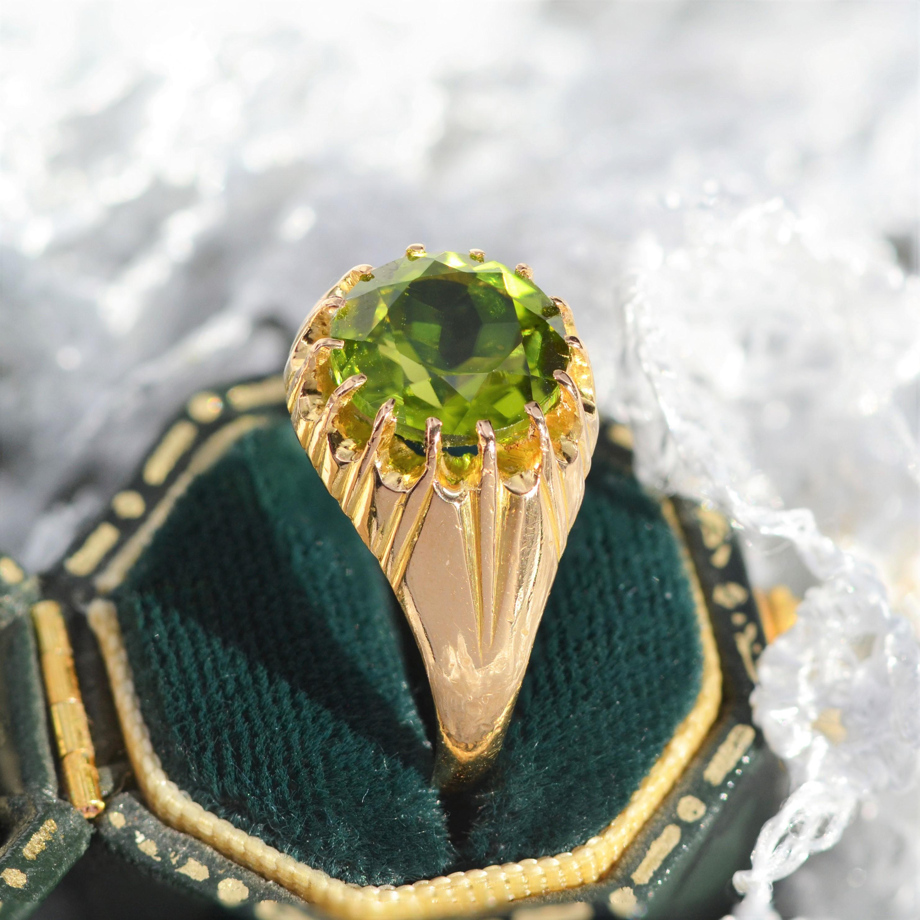 1960s 4.20 Carats Peridot 18 Karat Yellow Gold Retro Ring For Sale 7