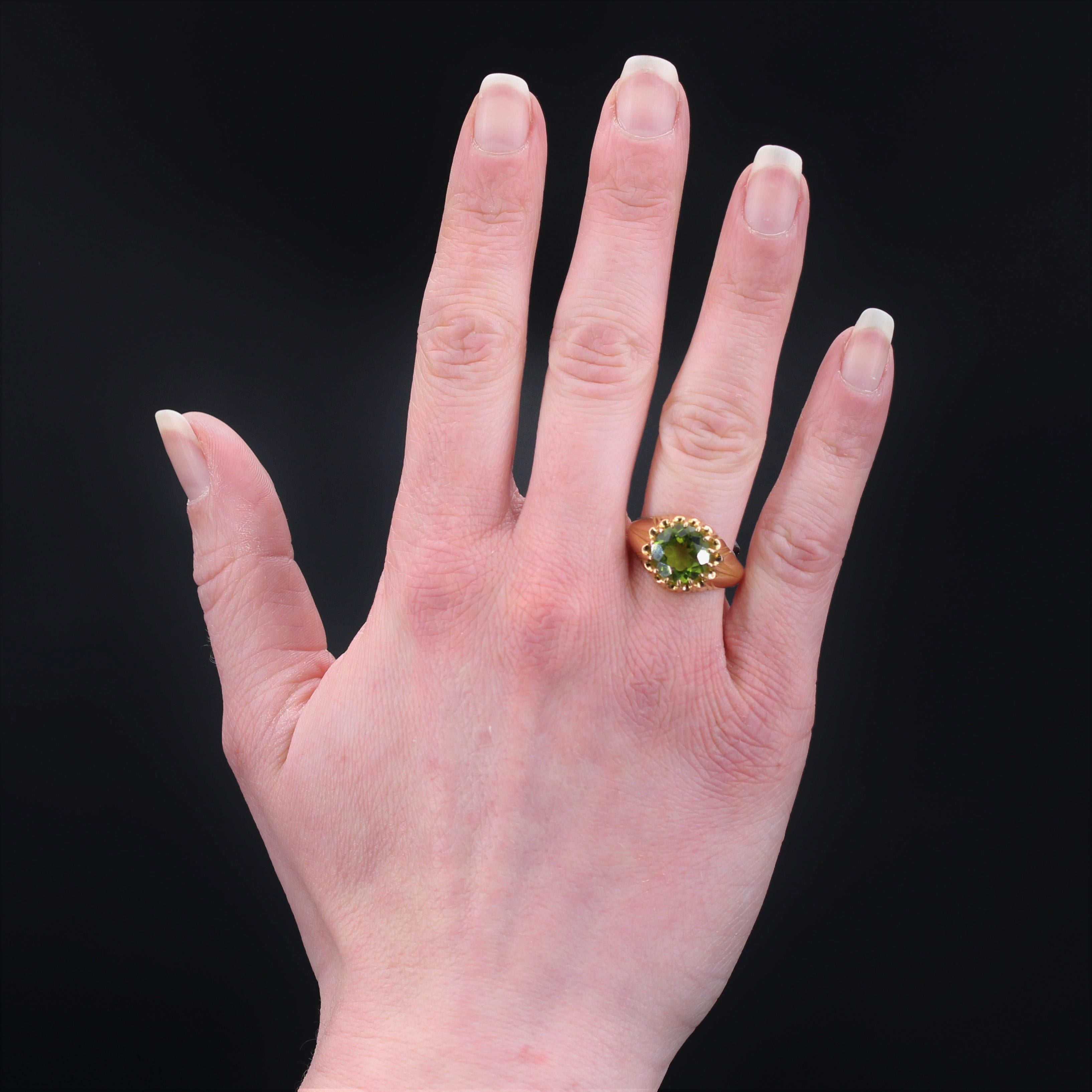 Ring in 18 karat yellow gold.
Splendid retro ring, its setting is decorated on the top of a round peridot retained by numerous claws.
Total weight of the peridot : 4.20 carats.
Height : 12.8 mm approximately, width : 10 mm approximately, thickness :