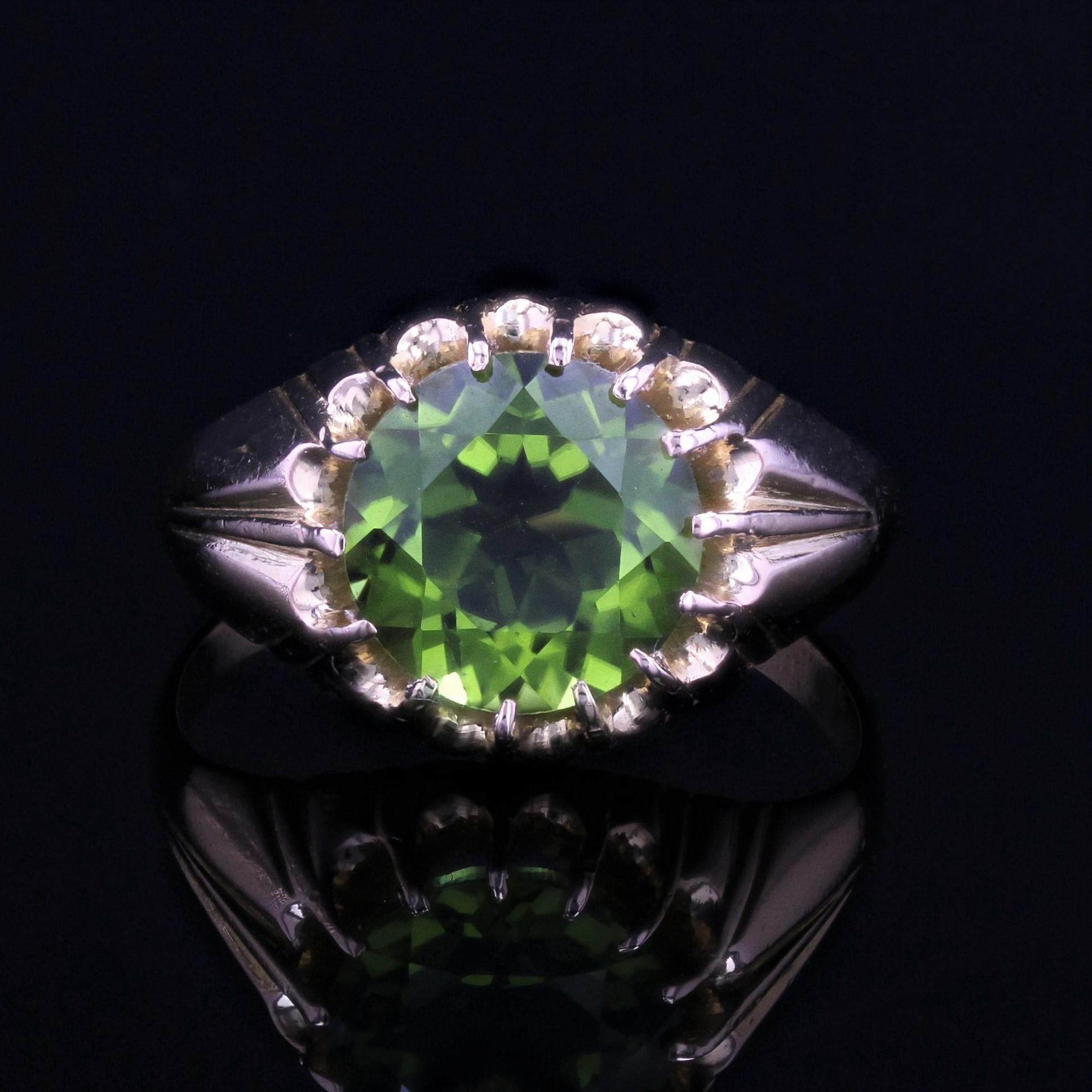 1960s 4.20 Carats Peridot 18 Karat Yellow Gold Retro Ring In Excellent Condition For Sale In Poitiers, FR