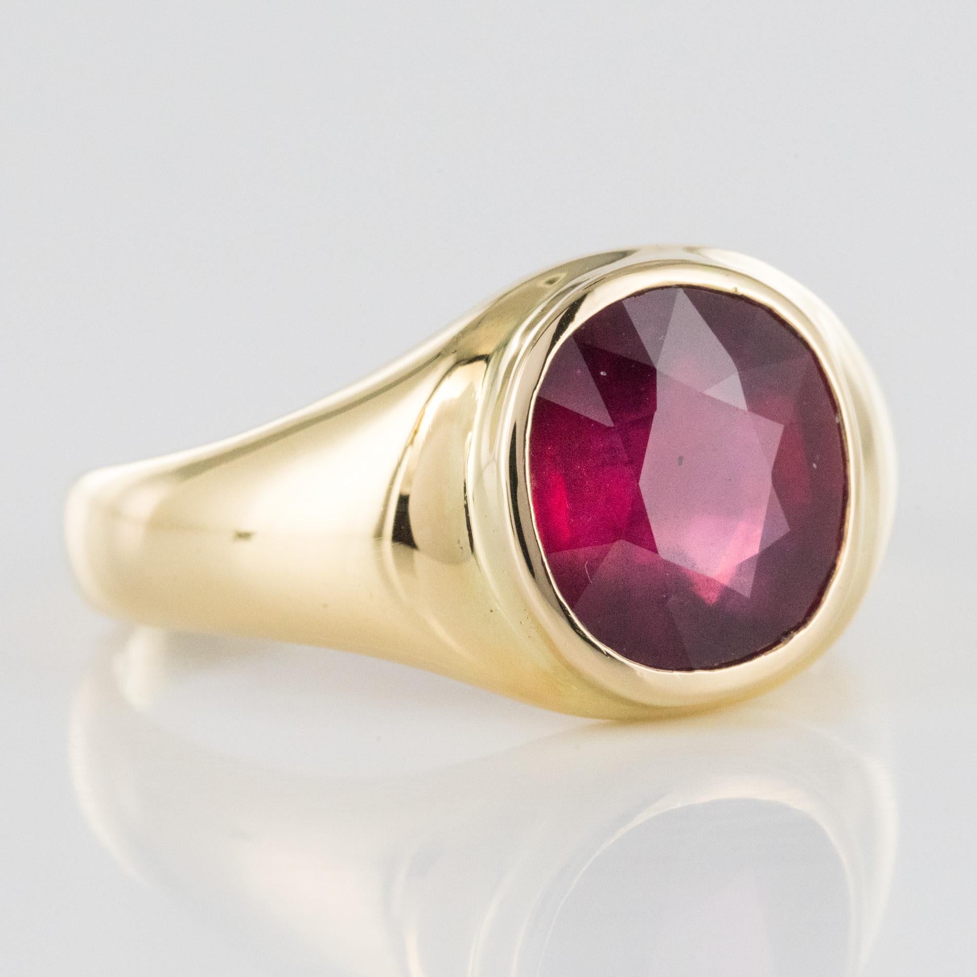 1960s 5.05 Carat Ruby 18 Karat Yellow Gold Bangle Ring For Sale 7