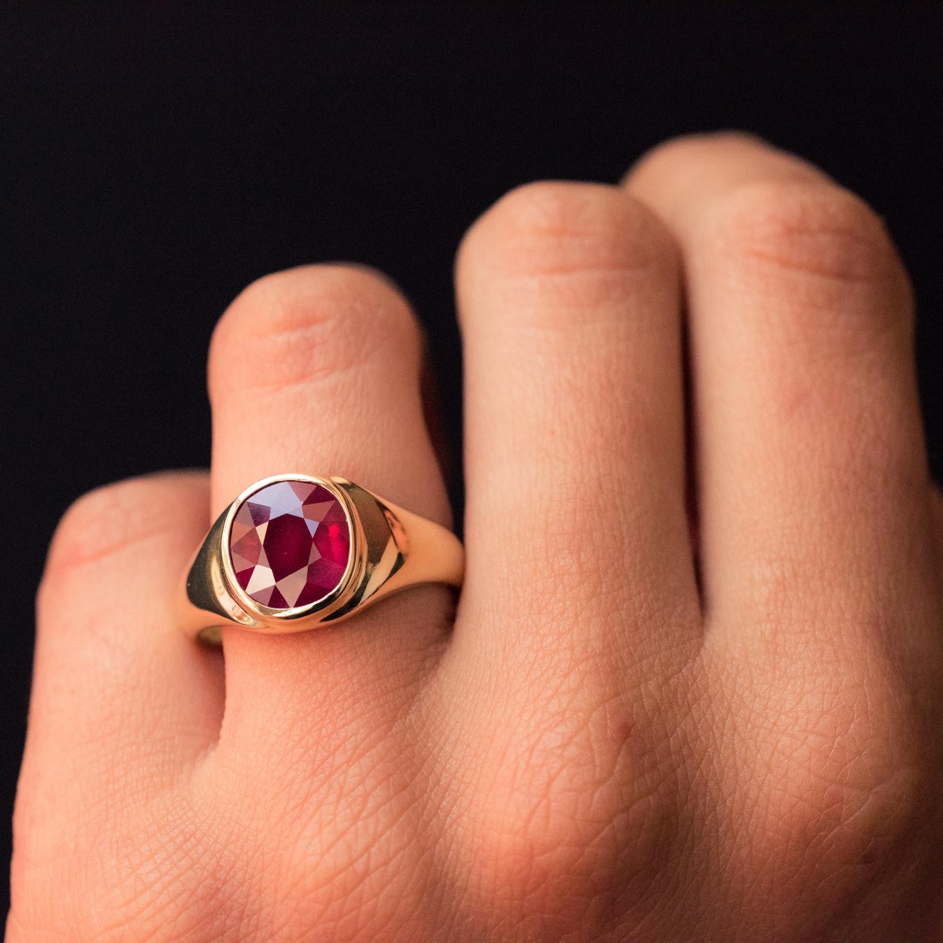 1960s 5.05 Carat Ruby 18 Karat Yellow Gold Bangle Ring In Good Condition For Sale In Poitiers, FR