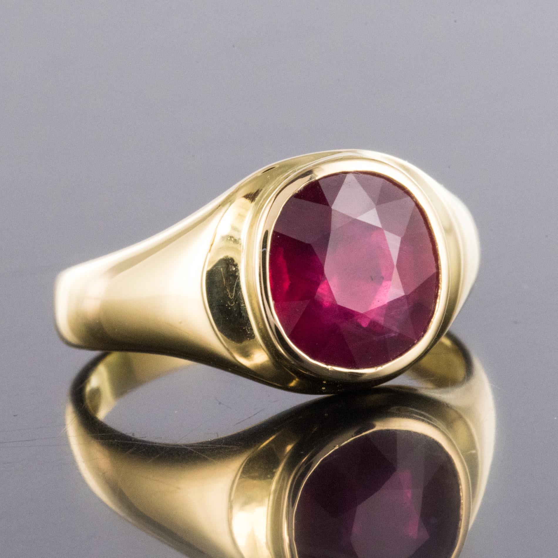 1960s 5.05 Carat Ruby 18 Karat Yellow Gold Bangle Ring For Sale 2