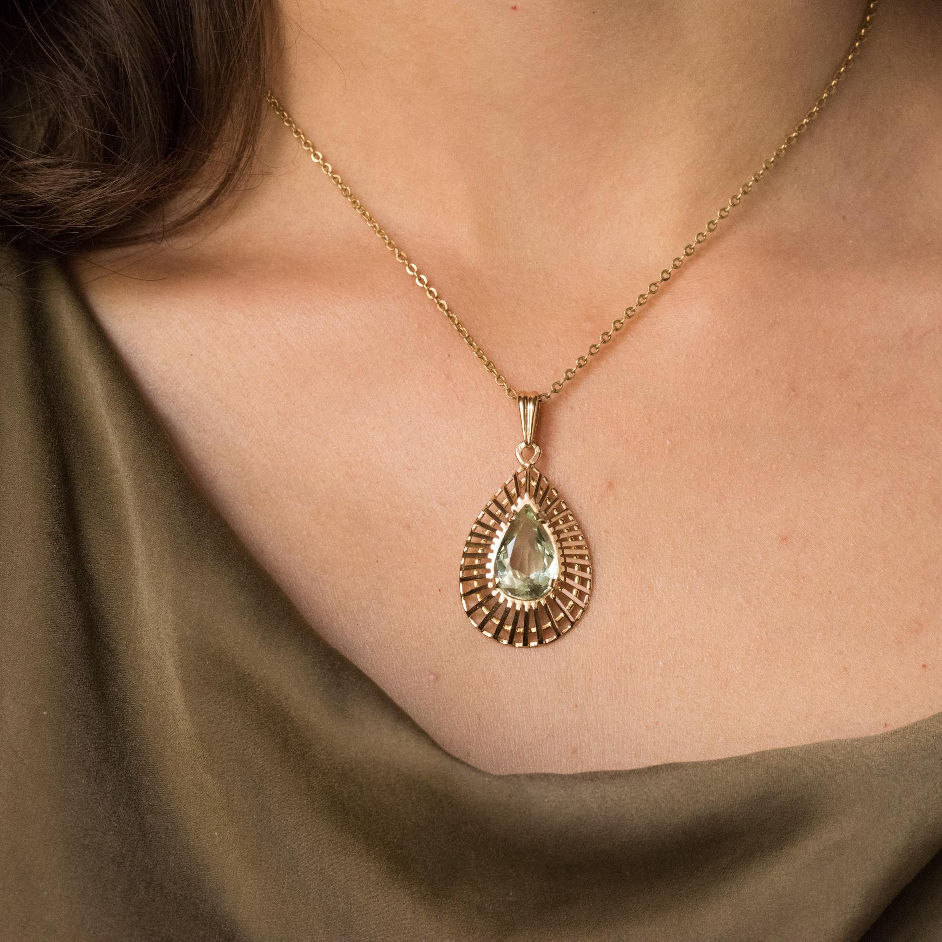 Pendant in 18 carats yellow gold.
In the shape of a drop, this retro pendant is made of gold threads which retain in the center with claws, a pear-cut aquamarine.
Total weight of aquamarine: about 5.30 carats.
Height: 4.3 cm, width: 3.2 cm,