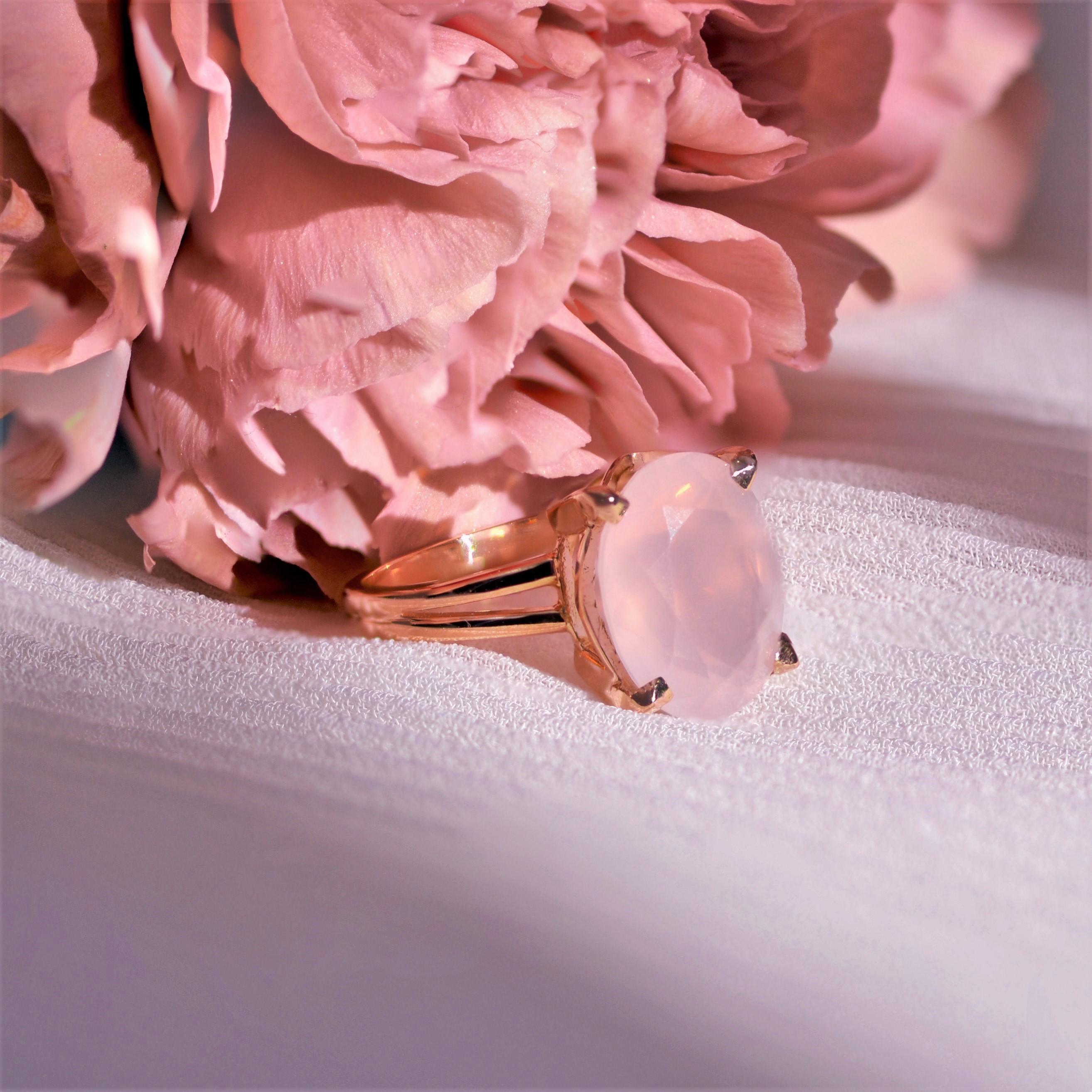 1960s 5.40 Carats Pink Quartz 18 Karat Rose Gold Ring For Sale 5