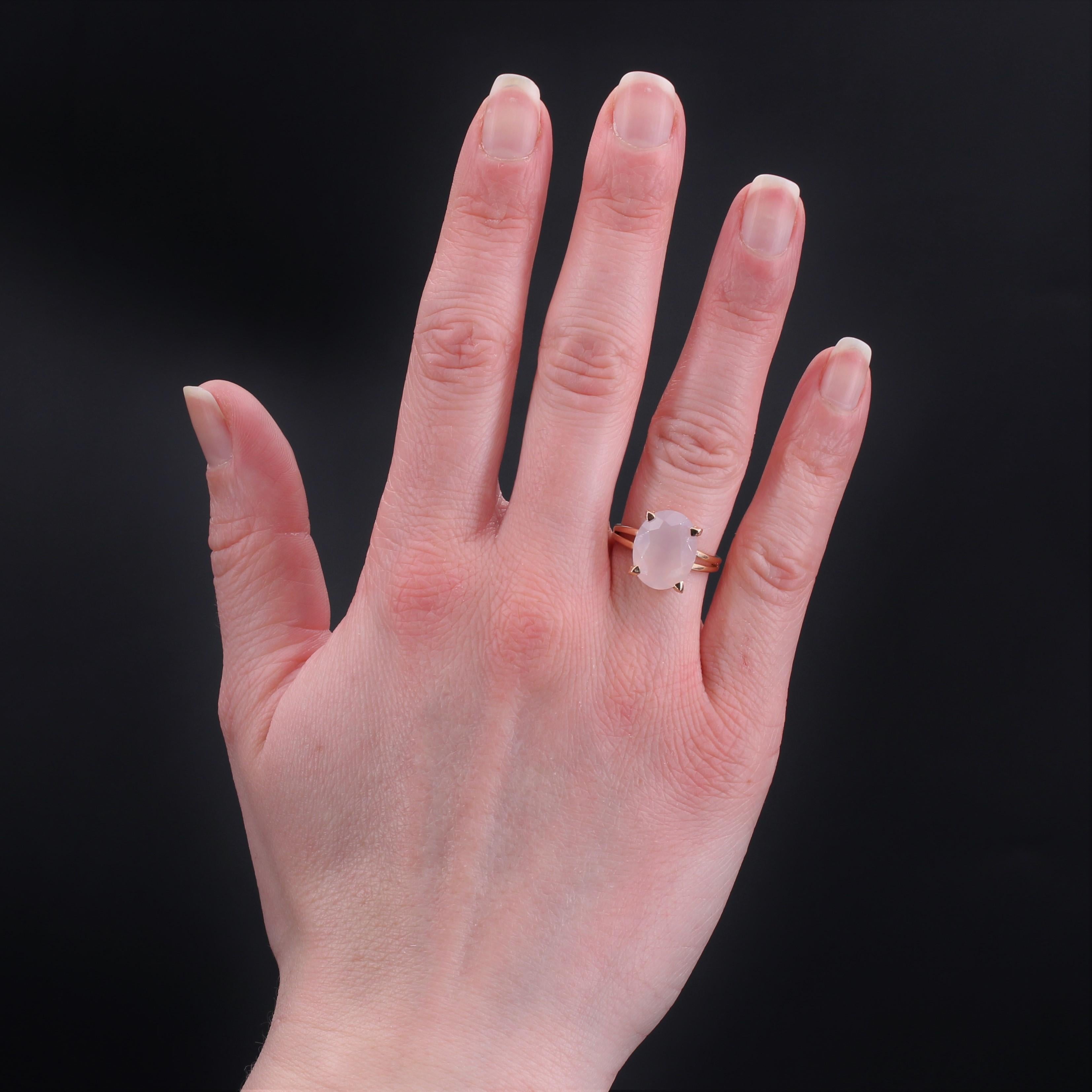 Ring in 18 karat rose gold.
Delightful retro ring, its setting is formed of a double ring opened on the departure which holds a basket dressed with V pattern and set in 4 claws of a pink quartz.
Weight of the quartz : 5.40 carats