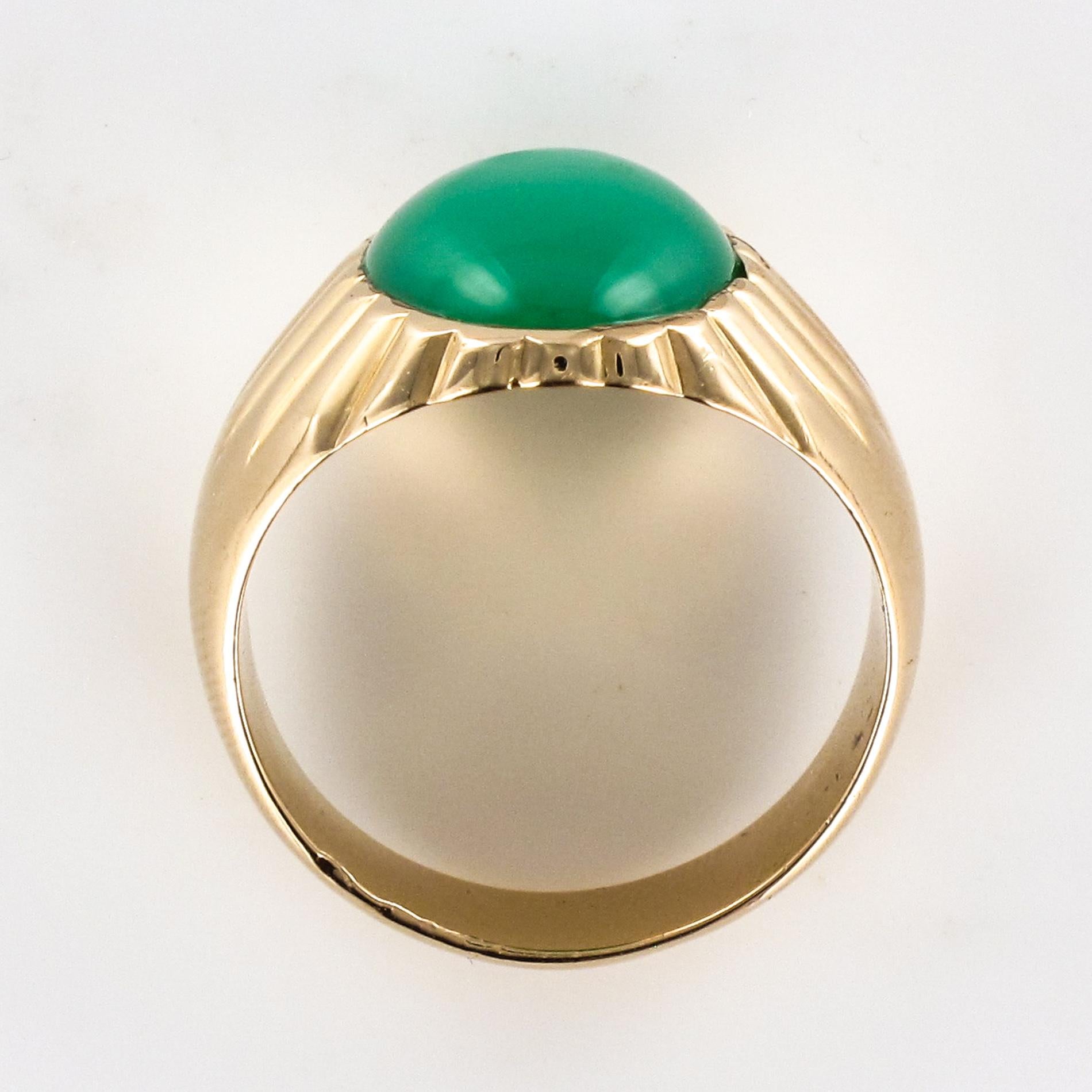 1960s 6 Carat Chrysoprase 18 Karat Yellow Gold Signet Ring For Sale 4