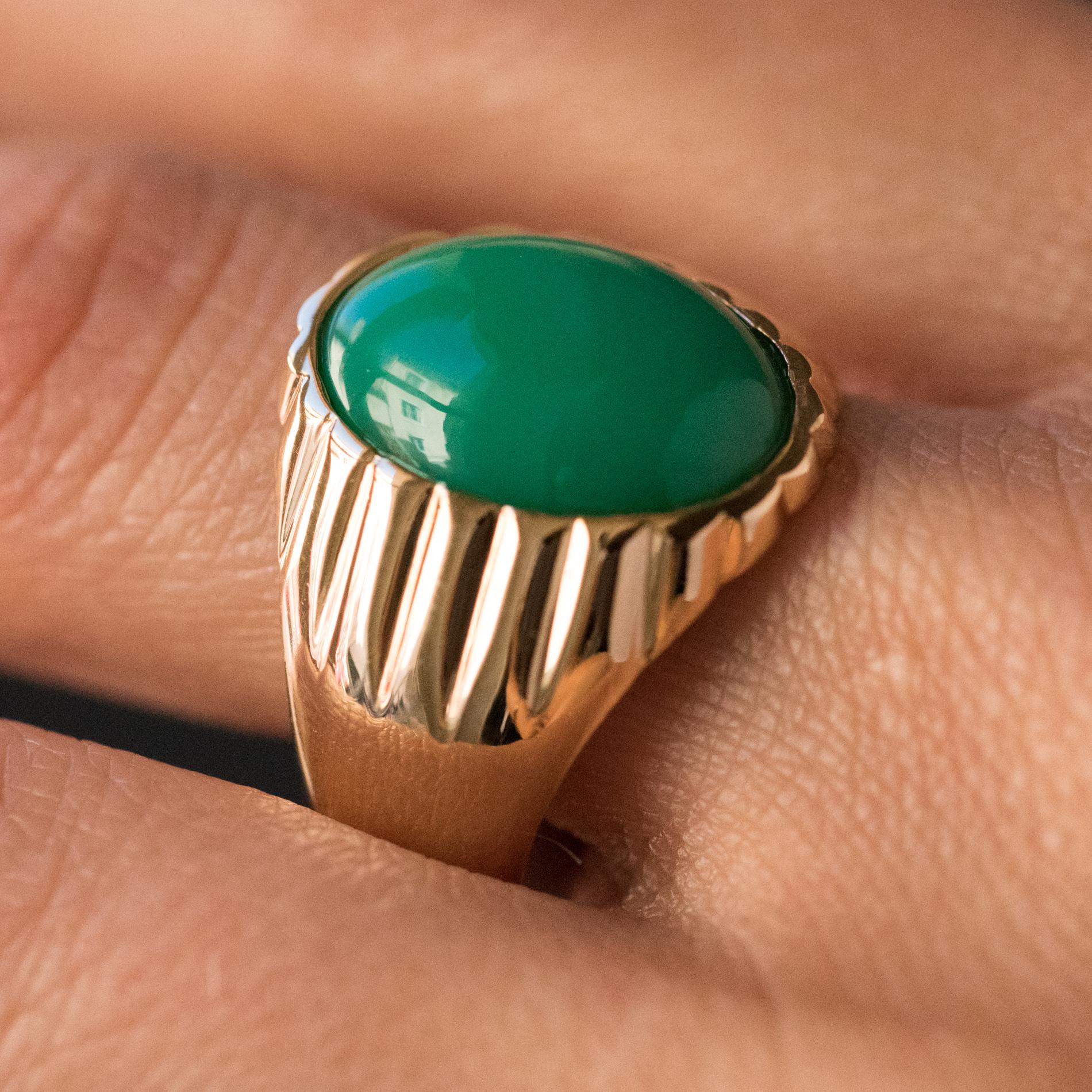 1960s 6 Carat Chrysoprase 18 Karat Yellow Gold Signet Ring For Sale 5