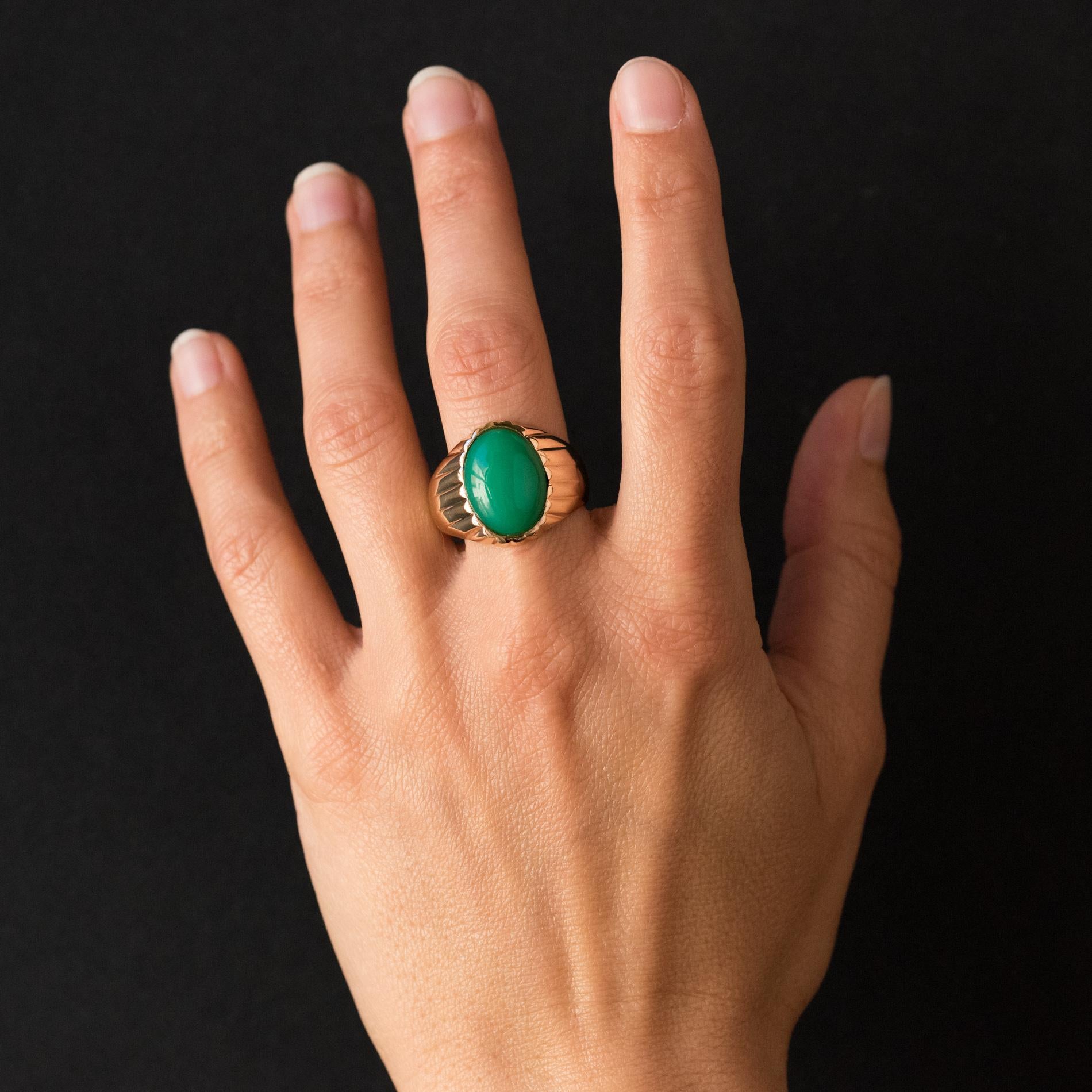 Ring in 18 karat yellow gold.
In the form of a signet ring, this retro ring is decorated with an oval chrysoprase, surrounded by gadroons.
Total weight of chrysoprase: about 6 carats.
Height: 18.5 mm, width: 11.9 mm, thickness: about 5.2 mm, width