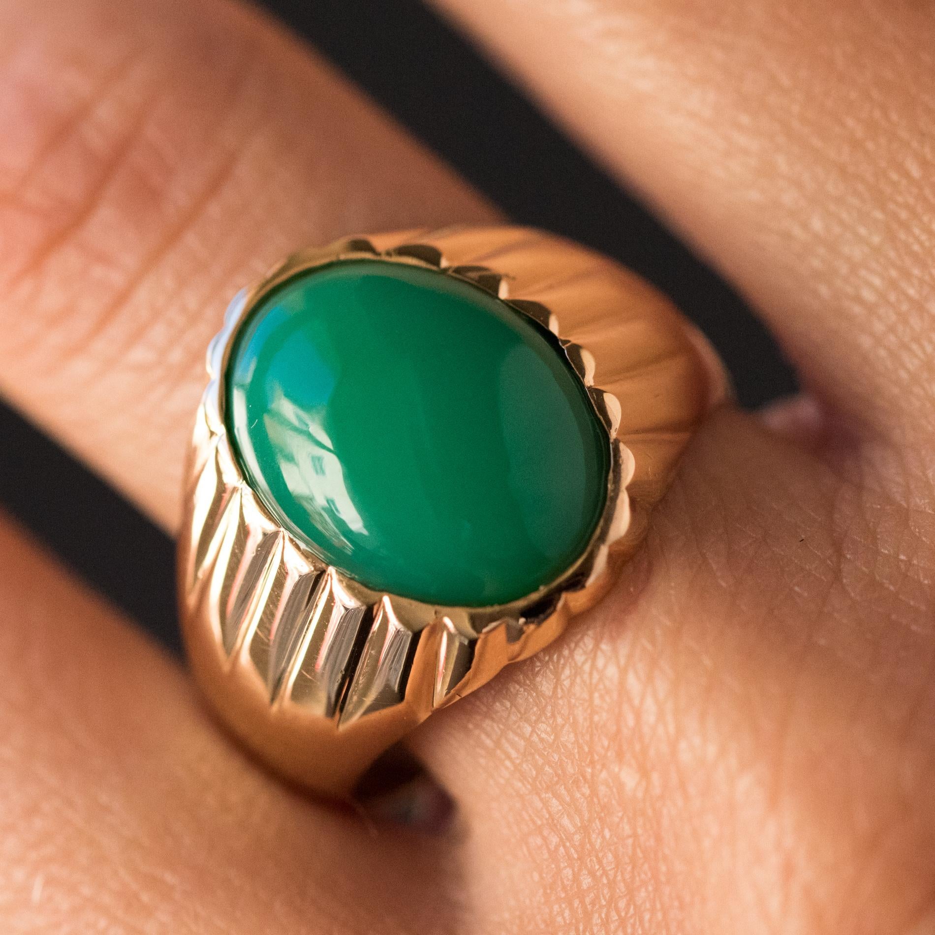 1960s 6 Carat Chrysoprase 18 Karat Yellow Gold Signet Ring In Excellent Condition For Sale In Poitiers, FR