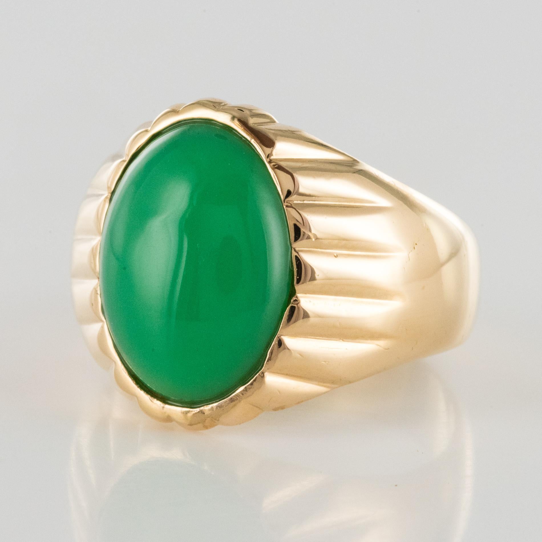 Women's or Men's 1960s 6 Carat Chrysoprase 18 Karat Yellow Gold Signet Ring For Sale