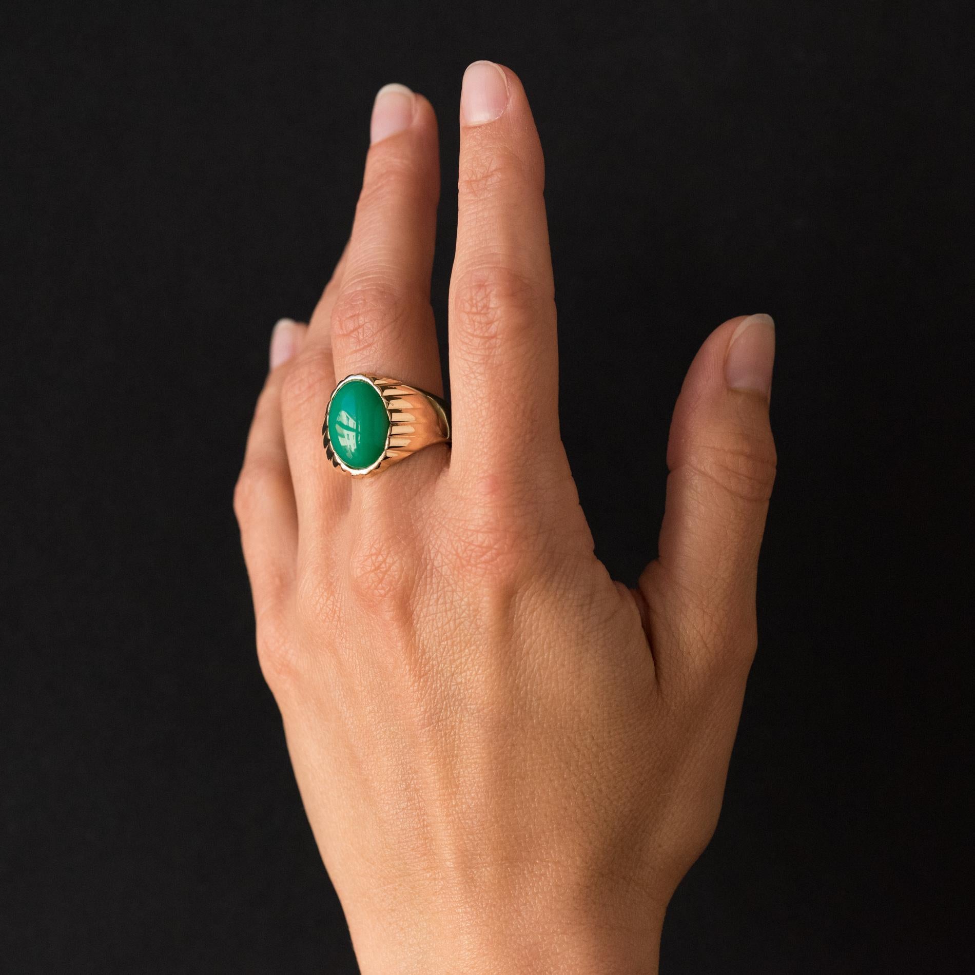 1960s 6 Carat Chrysoprase 18 Karat Yellow Gold Signet Ring For Sale 2