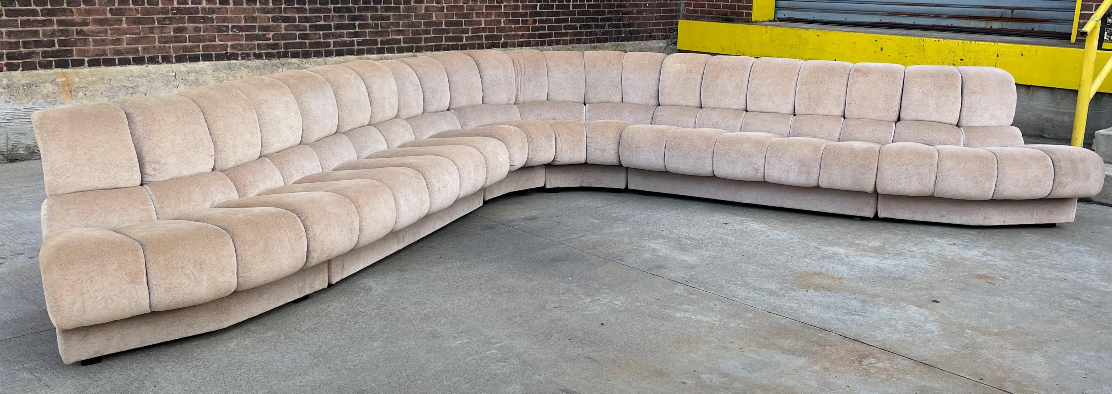 1960er Jahre 6 Stück Sektionssofa. Dieses Sektionssofa hat den Originalstoff und Holzbeine. Das Sofa ist modular aufgebaut und kann auf verschiedene Weise zusammengestellt werden. Dieses Sofa ist sehr bequem.
Maße: 31