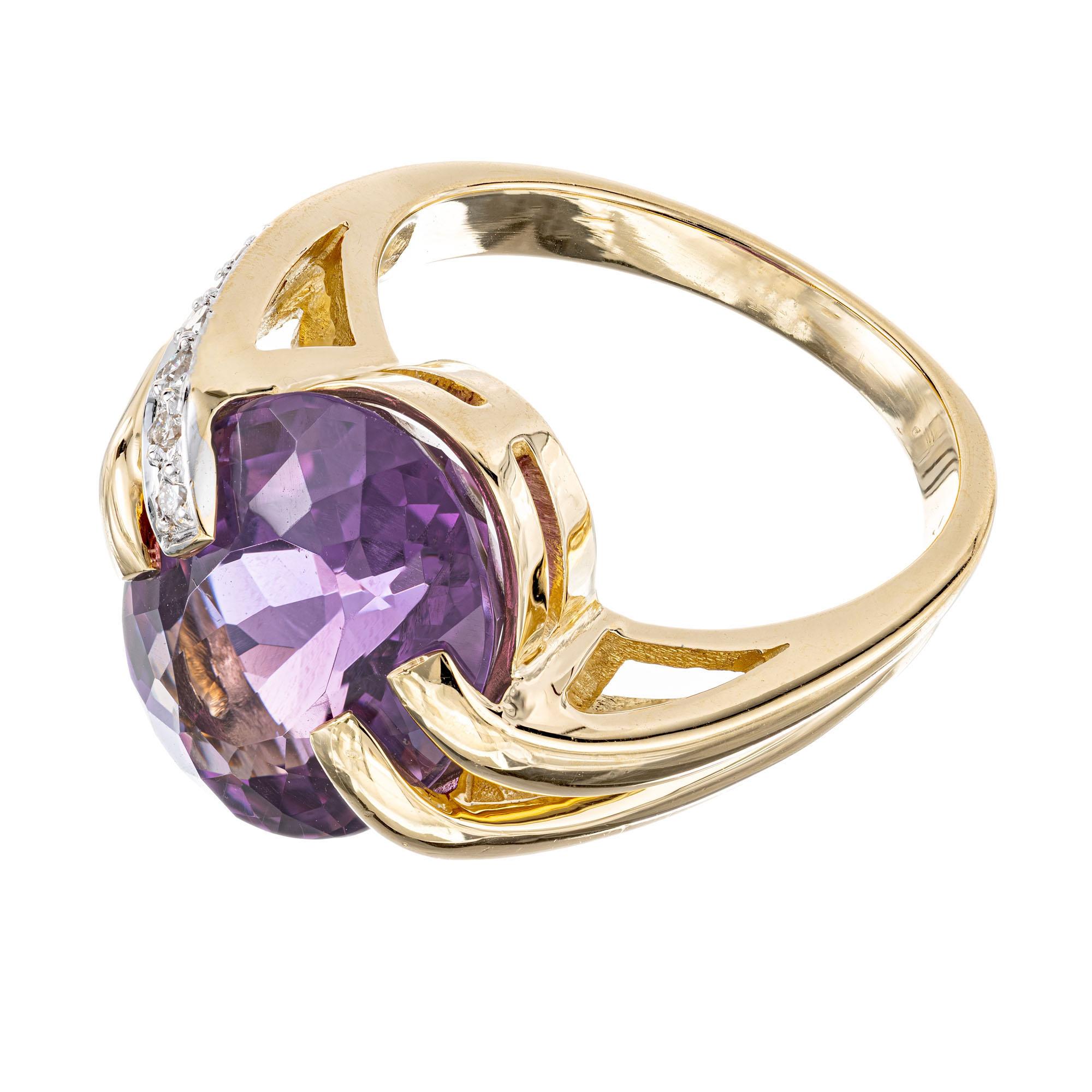 Taille ovale Bague cocktail tourbillonnante en or avec améthyste ovale de 6,00 carats et diamants, années 1960 en vente