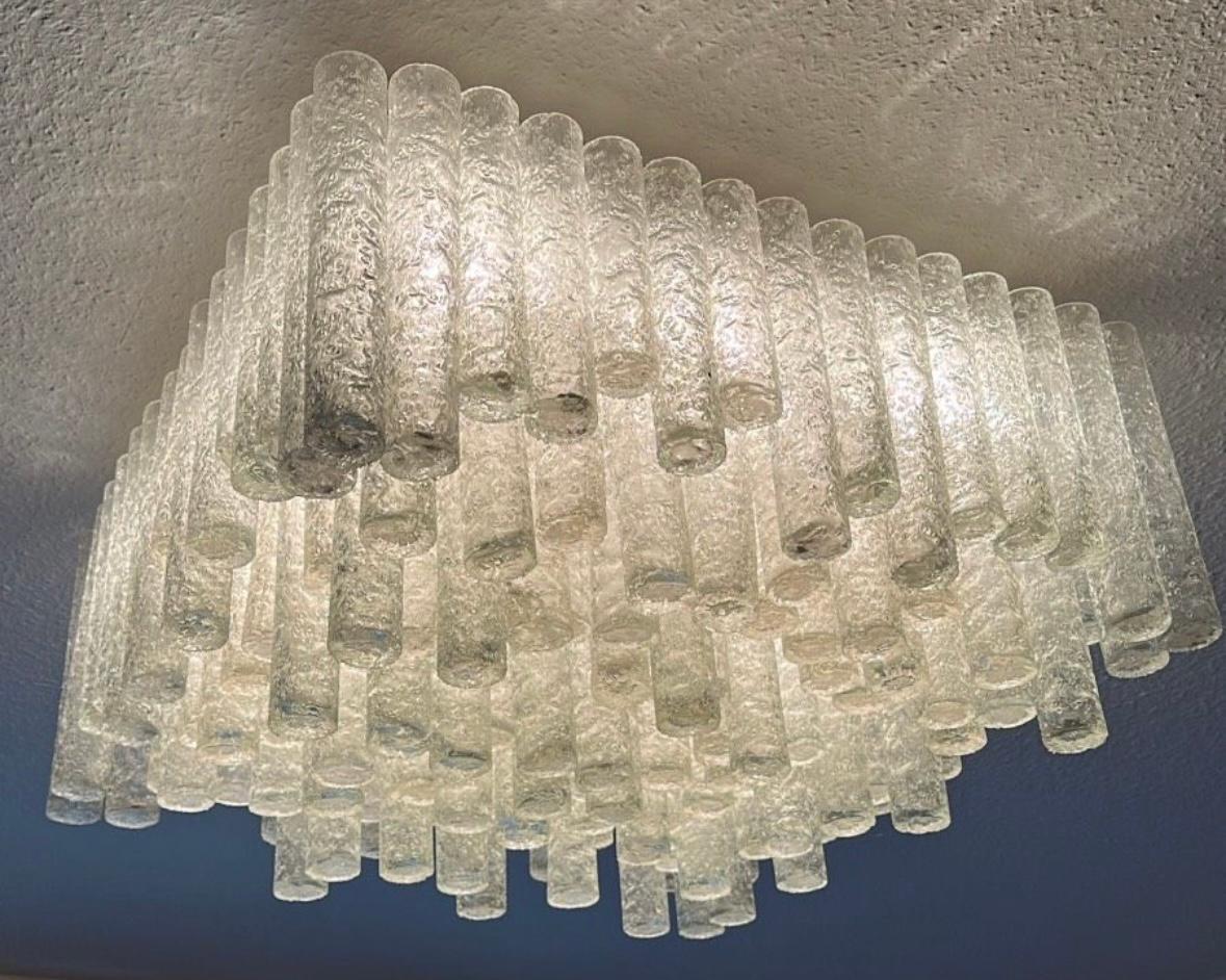 Lampada da soffitto a lampadario degli anni '60/70 di Doria Leuchten Germany, vetro ghiaccio

And Objects: Lampadario

Produttore: Doria Leuchten

Condizioni: Buono

Età: circa 1960-1970

Dimensioni:

Larghezza = 60 cm
Profondità = 60 cm
Altezza =