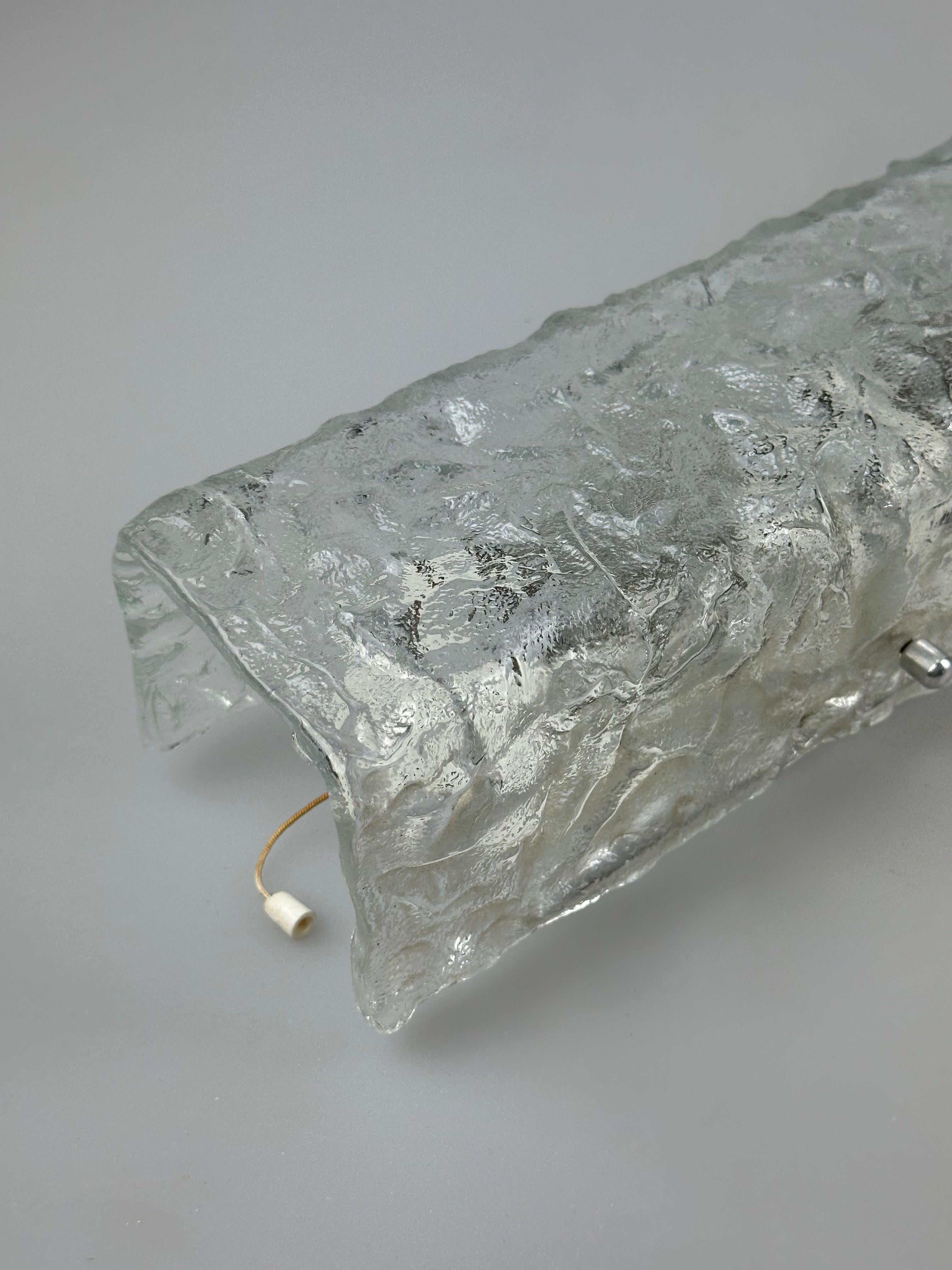 Applique en verre glacé des années 1960/70 par J.T. Kalmar, Design/One en vente 2