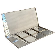 Boîte à cigarettes moderniste en métal argenté des années 1960 et 1970, signée Gabriella Crespi