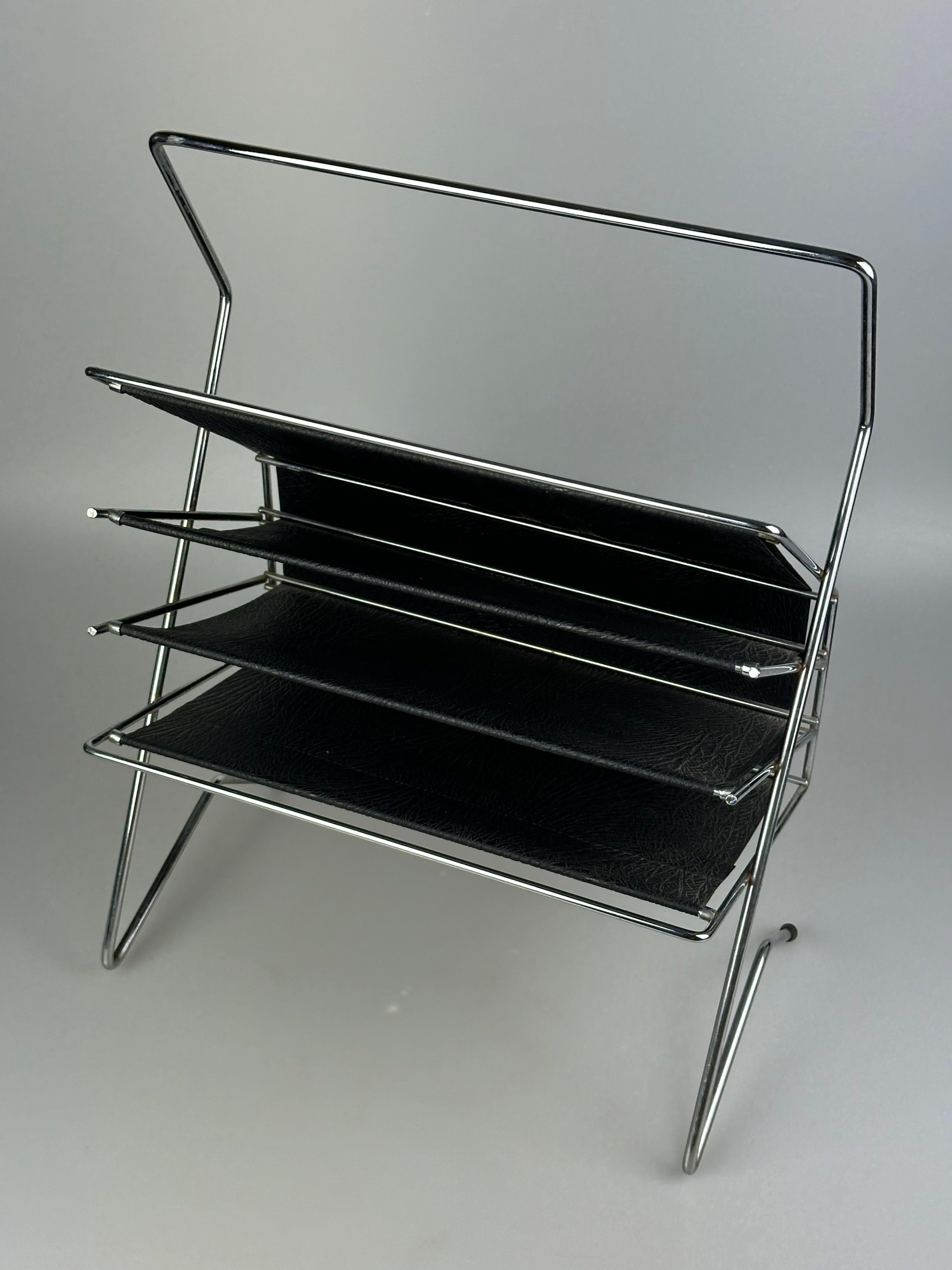 1960s/70s Newspaper Holder Magazine Rack Metal, Plastic, Space Age Alemán en venta