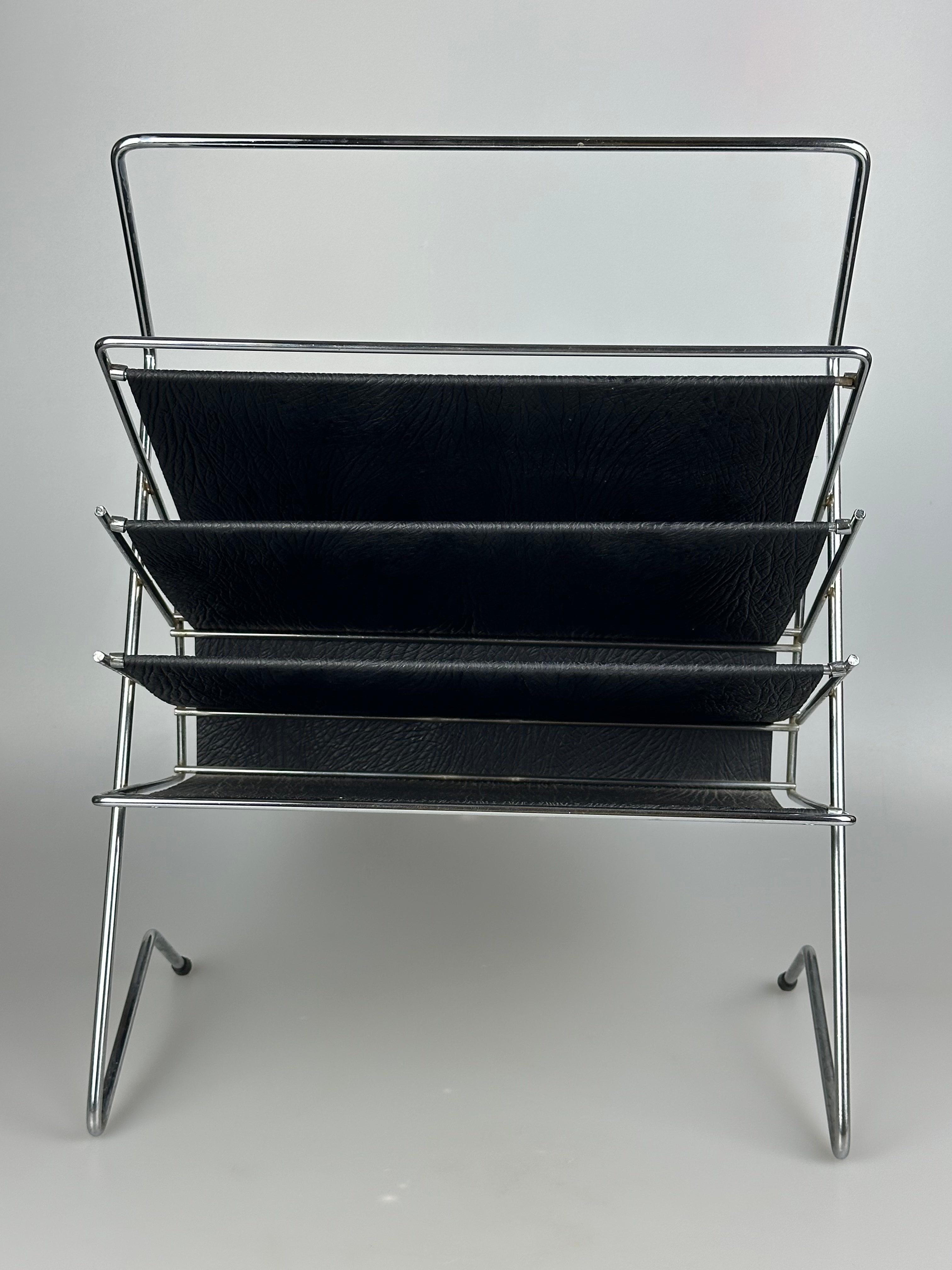 1960s/70s Newspaper Holder Magazine Rack Metal, Plastic, Space Age en Bueno estado para la venta en Neuenkirchen, NI