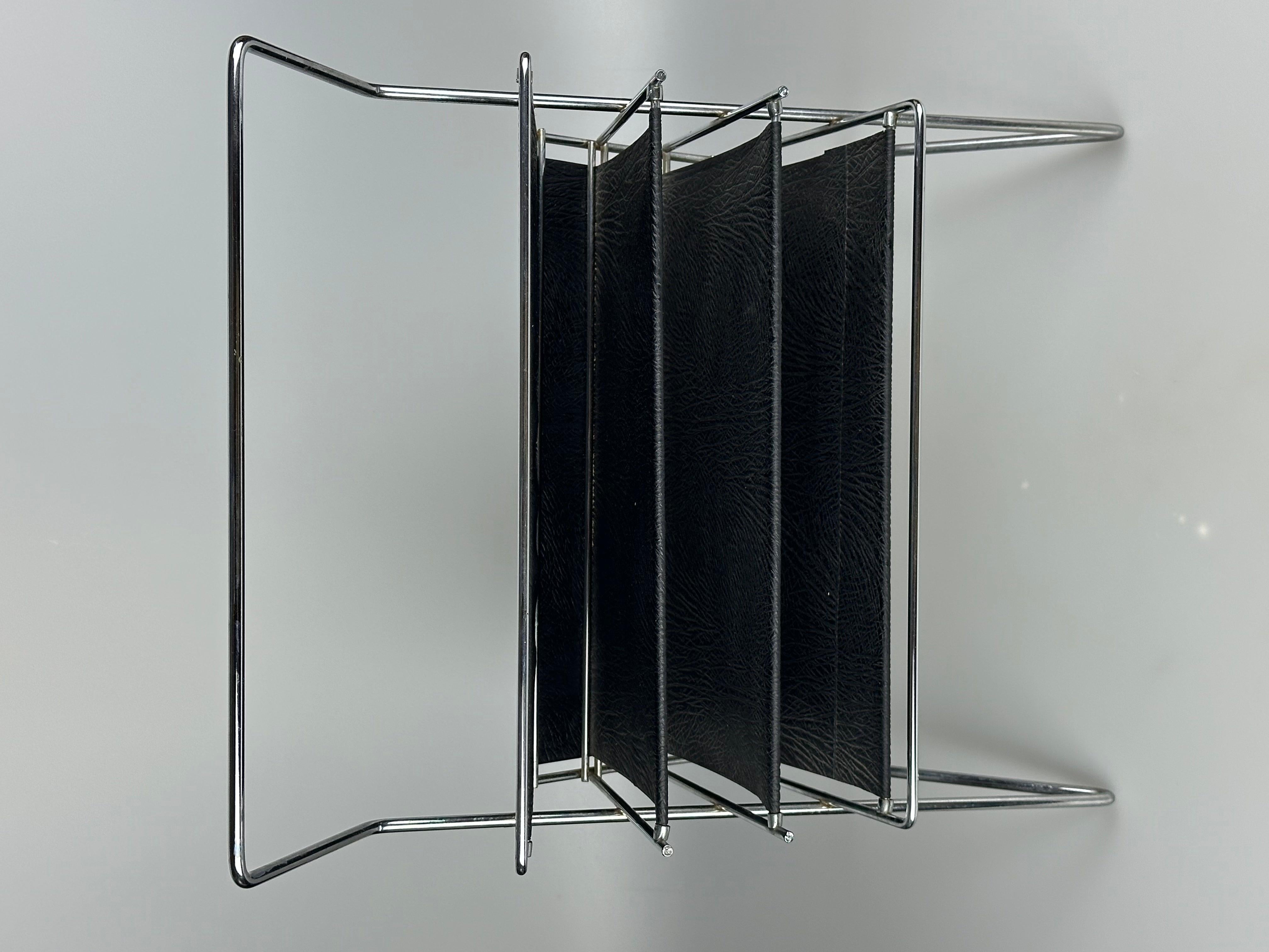 1960s/70s Newspaper Holder Magazine Rack Metal, Plastic, Space Age finales del siglo XX en venta