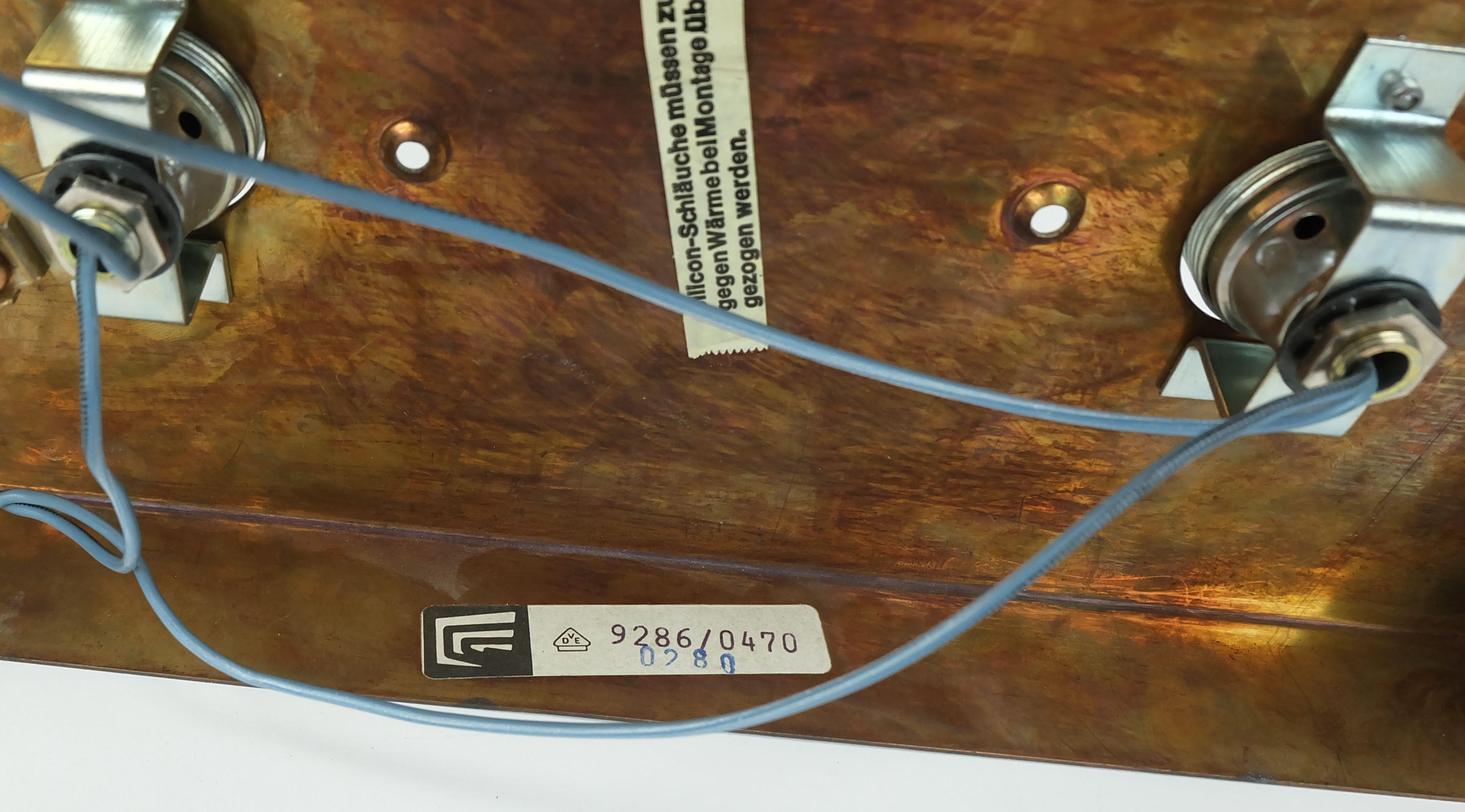 Applique de l'ère spatiale fabriquée par Cosack-Leuchten dans les années 1960-70. Les 2 abat-jours sont en verre épais et transparent. Les panneaux muraux sont en métal anodisé de couleur bronze. Peut contenir 2 ampoules E14. Plus belle avec des
