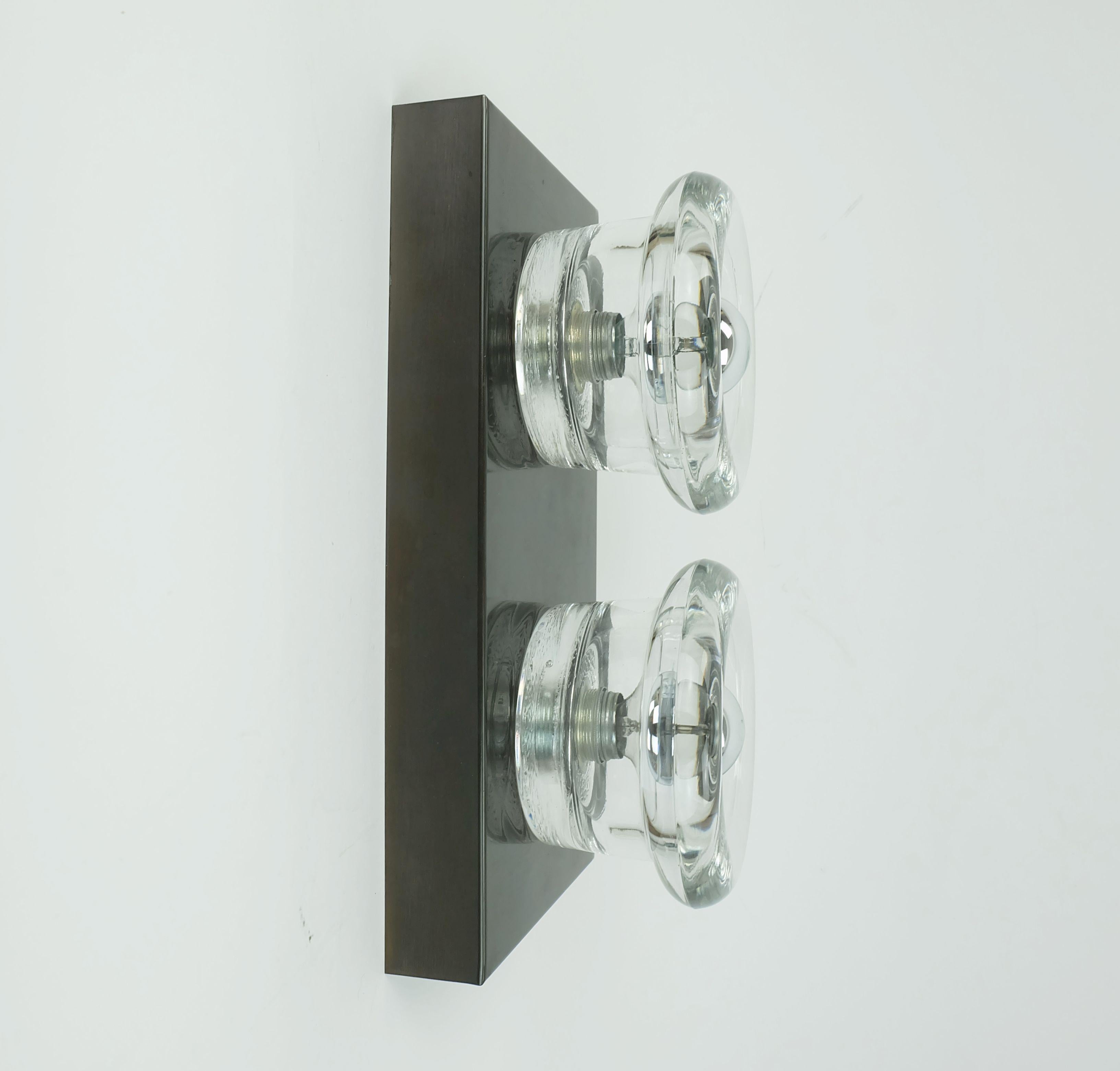 1960s 70s space age SCONCE by cosack Leuchten 2 abat-jours en verre épais et métal Bon état - En vente à Mannheim, DE