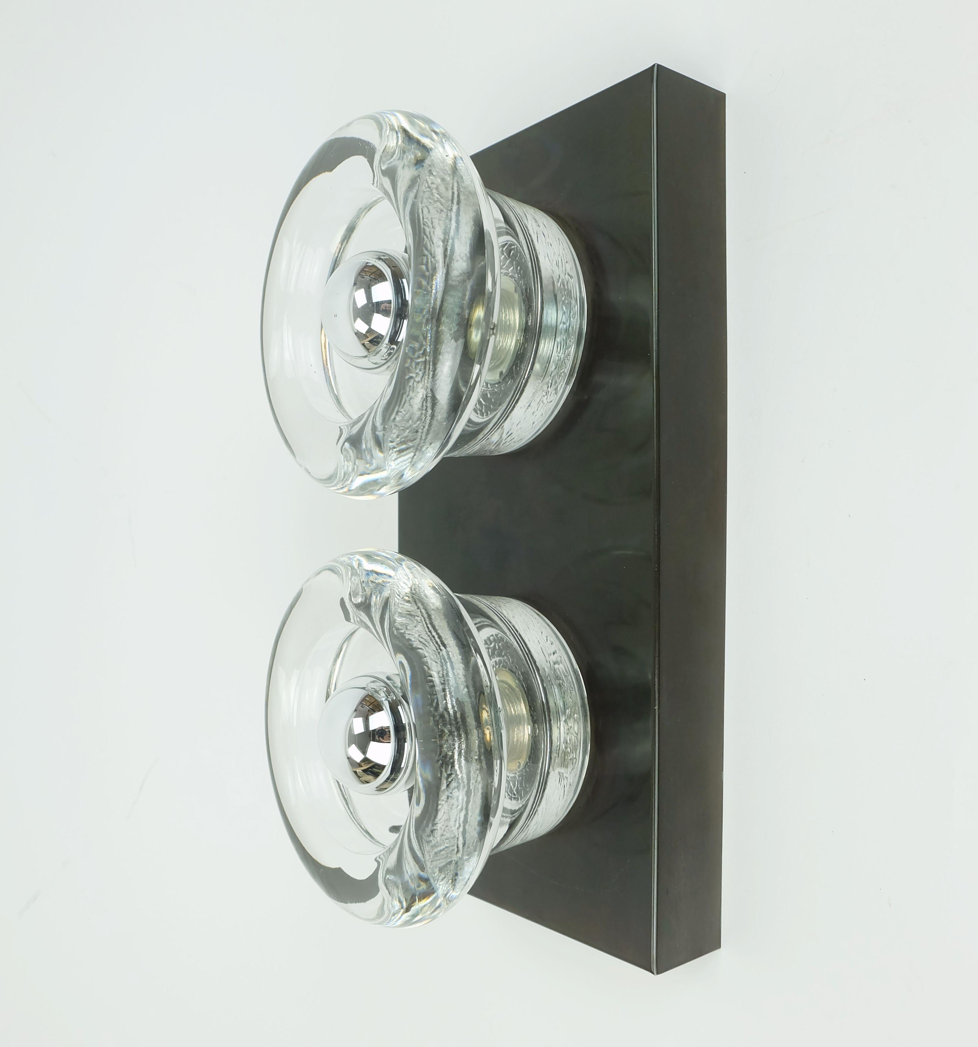 Milieu du XXe siècle 1960s 70s space age SCONCE by cosack Leuchten 2 abat-jours en verre épais et métal en vente
