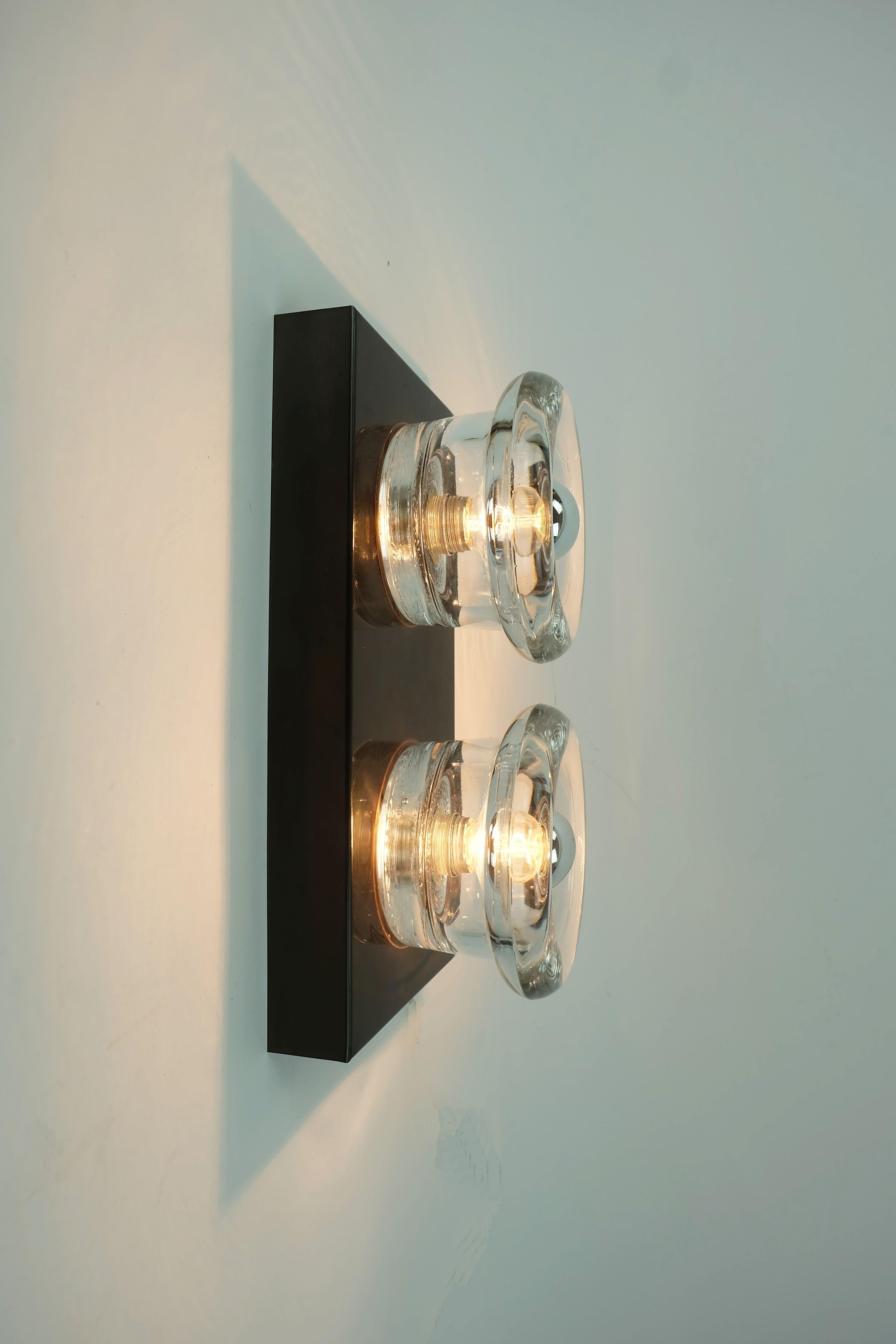 1960s 70s space age SCONCE by cosack Leuchten 2 abat-jours en verre épais et métal en vente 1