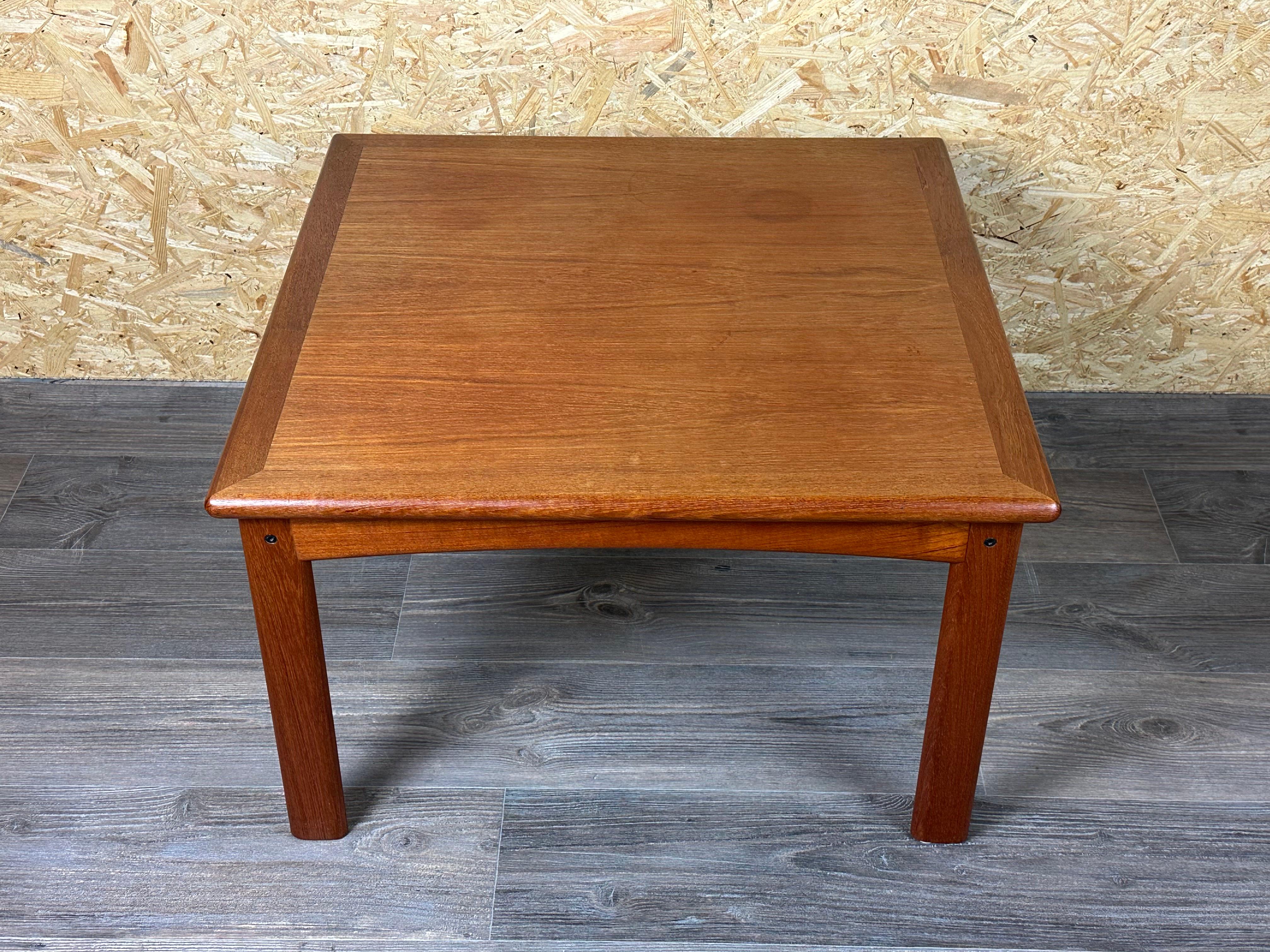 1960er/70er Jahre Couchtisch und Beistelltisch aus Teakholz von Glostrup Møbelfabrik Dänemark

Artikel: Beistelltisch

Hersteller: Glostrup Møbelfabrik

Zustand: Gut

Alter: ca. 1960-1970

Abmessungen:

75cm x 75cm x 46cm

Weitere