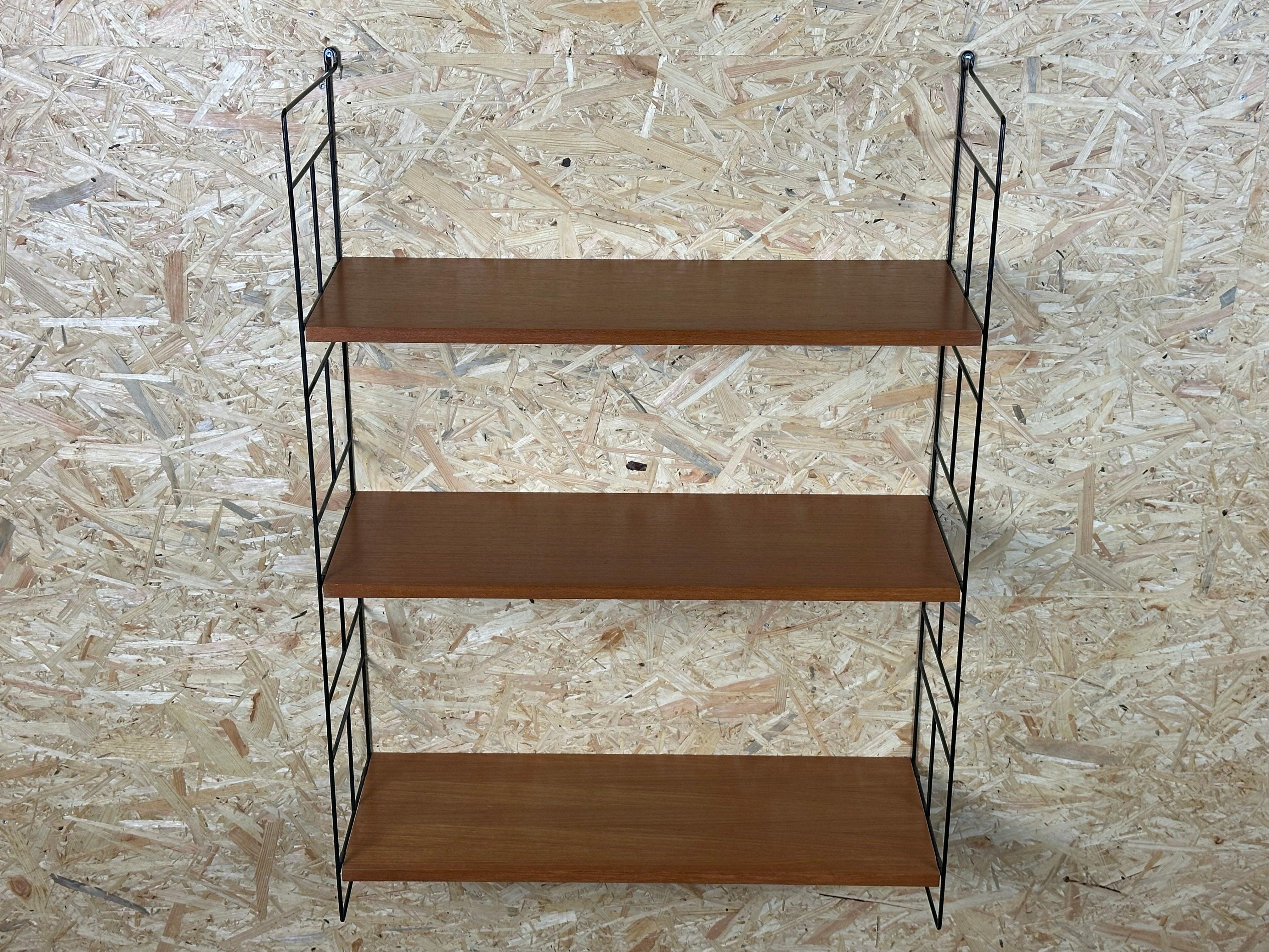 Allemand Étagère en teck des années 1960/70, étagère murale, WHB Allemagne, étagère à cordes, Design/One en vente