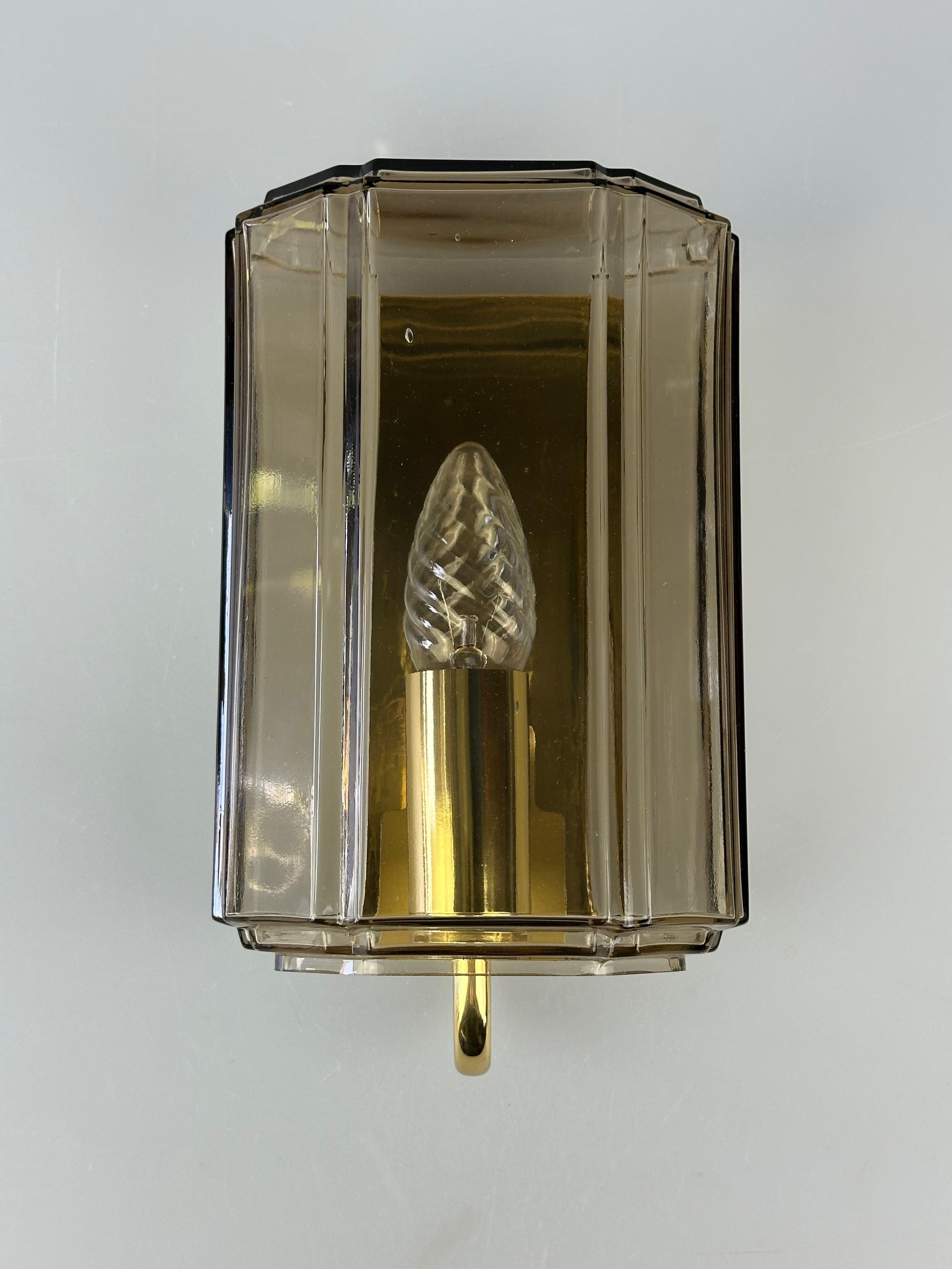 1960s/70s Wall Lamp Glashütte Limburg Germany Glass & Metal Age Design

Object: Wall Lamp

Manufacturer: Glashütte Limburg

Condition: Good

Age: Approx. 1960-1970

Dimensions:

Width = 14cm
Height = 21cm
Depth = 11cm

Material: Glass, Metal

Other