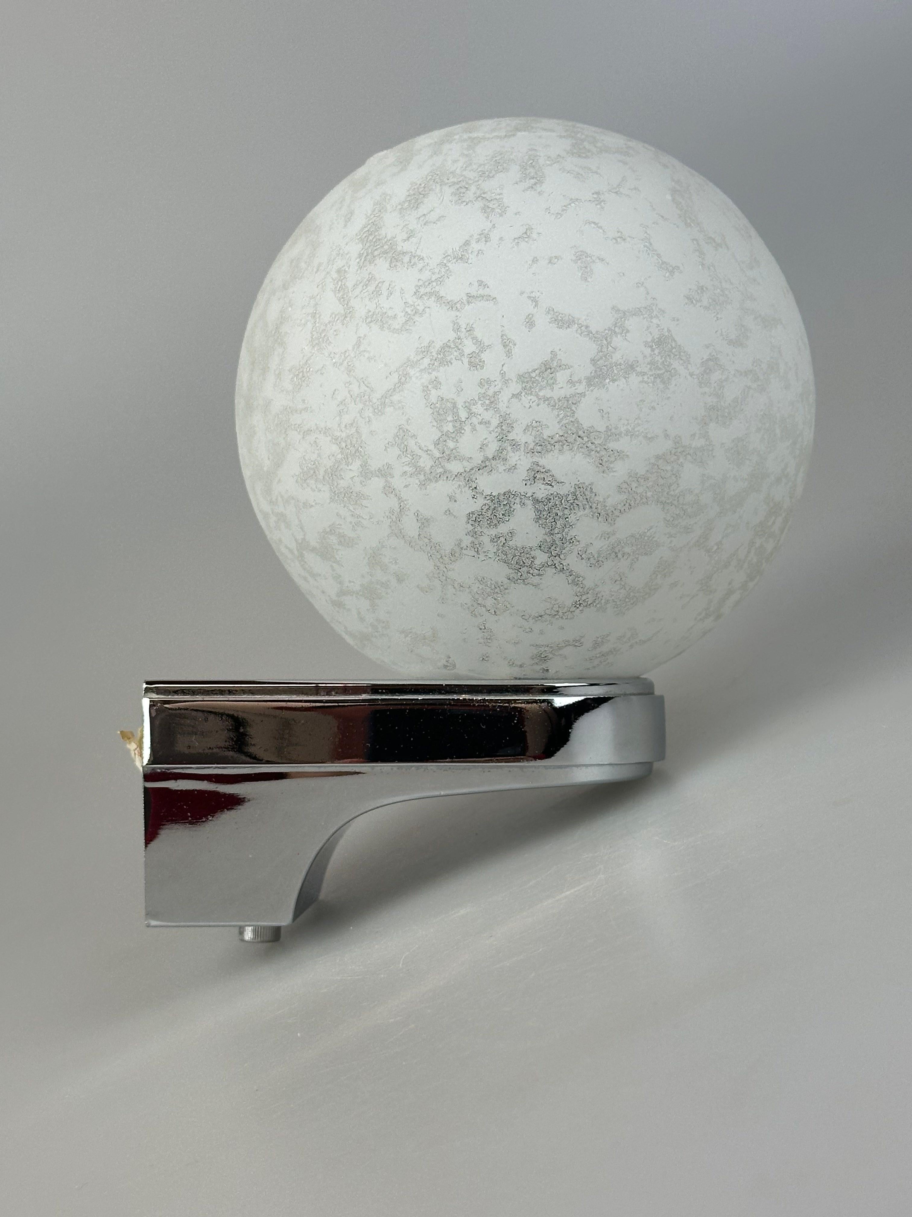 1960s/70s Wall Lamp, Globe Lamp, Metal, Chrome & Glass, Space Age Design

Object: Wall Lamp

Manufacturer: Unknown

Condition: Good

Age: Approx. 1960-1970

Dimensions:

Width = 15cm
Depth = 14cm
Height = 18.5cm

Other Information:

E14