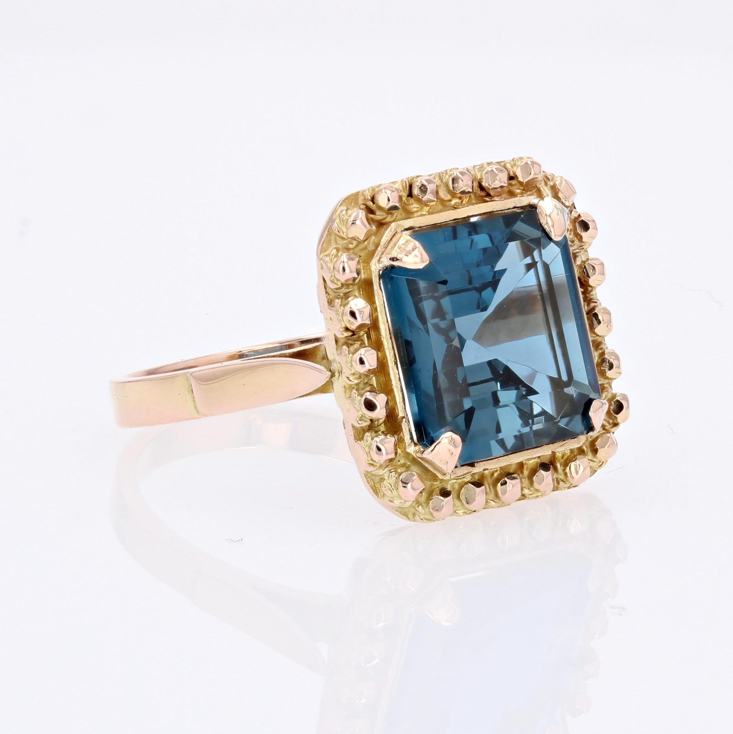 1960s 7.30 Carats Blue London Topaz 18 Karat Yellow Gold Retro Ring For Sale 4