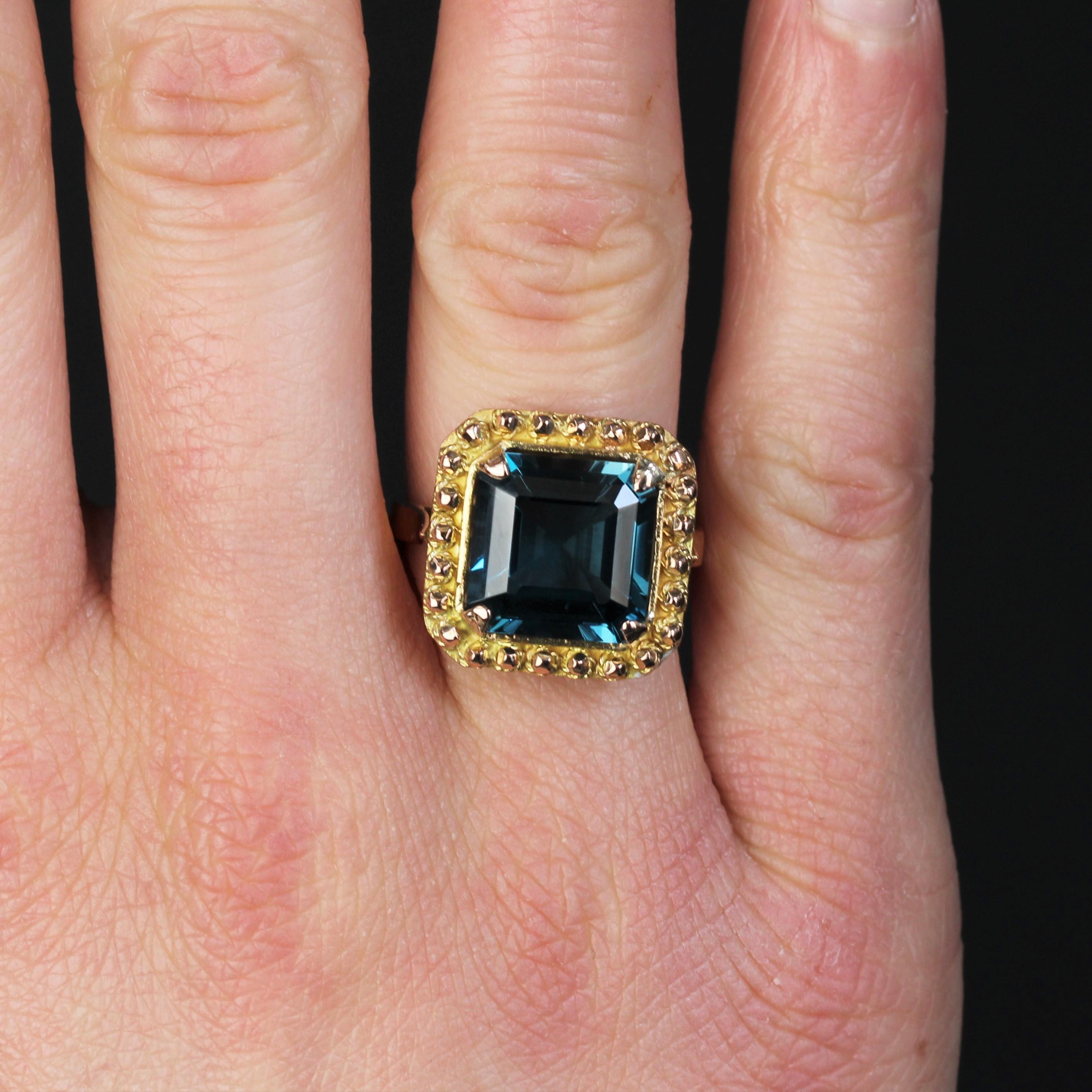 1960s 7.30 Carats Blue London Topaz 18 Karat Yellow Gold Retro Ring In Excellent Condition For Sale In Poitiers, FR